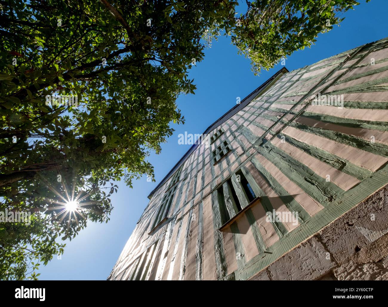 Saint-Maclou Kirche im extravaganten gotischen Stil und angrenzende mittelalterliche Fachwerkgebäude, einschließlich des Schiefen Hauses, in Rouen, Frankreich. Stockfoto