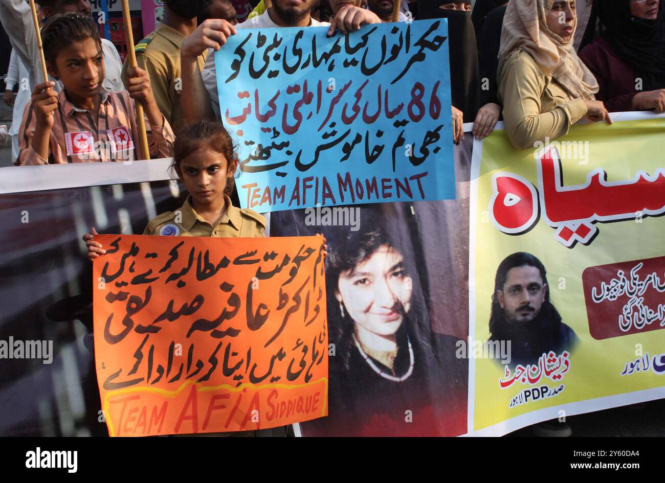 Aktivisten der Demokratischen Partei Pasban (PDP) halten am Montag, den 23. September 2024, eine Protestdemonstration für die Freilassung des pakistanischen Neurowissenschaftlers Dr. Aafia Siddiqui im Presseclub Lahore ab. Stockfoto