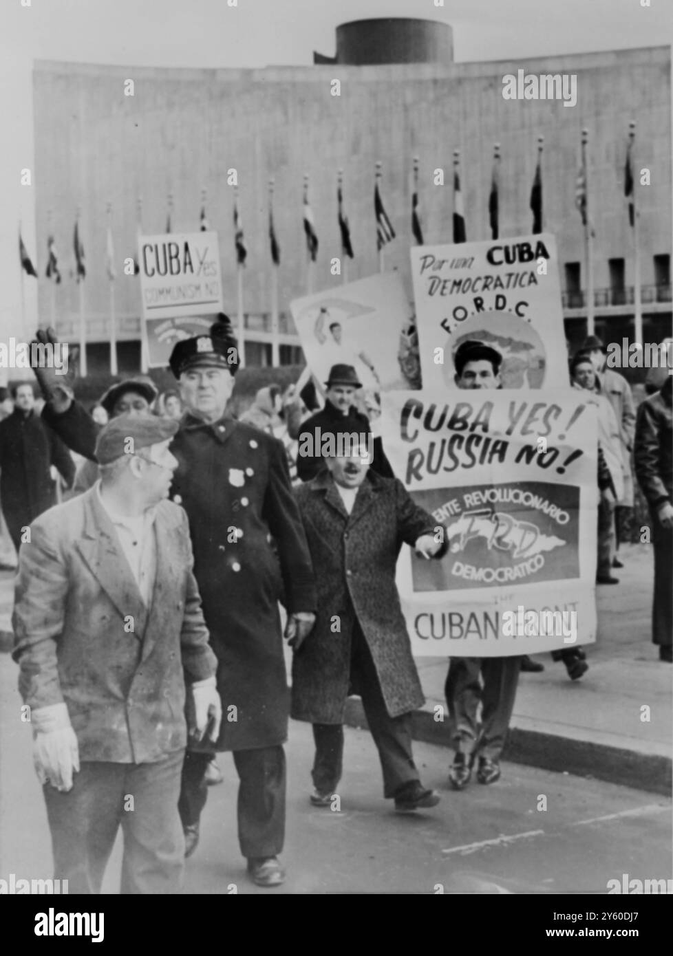 FLÜCHTLINGE GEGEN CASTRO-KUBANER DEMONSTRIEREN AM 4. JANUAR 1961 VOR DEM UN-GEBÄUDE Stockfoto