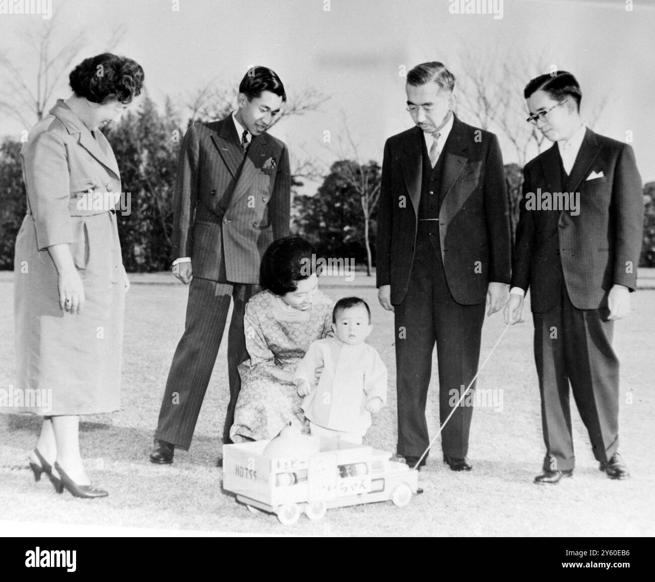 HIRO PRINCE MIT ANDEREN JAPAN ROYALS 31. DEZEMBER 1960 Stockfoto