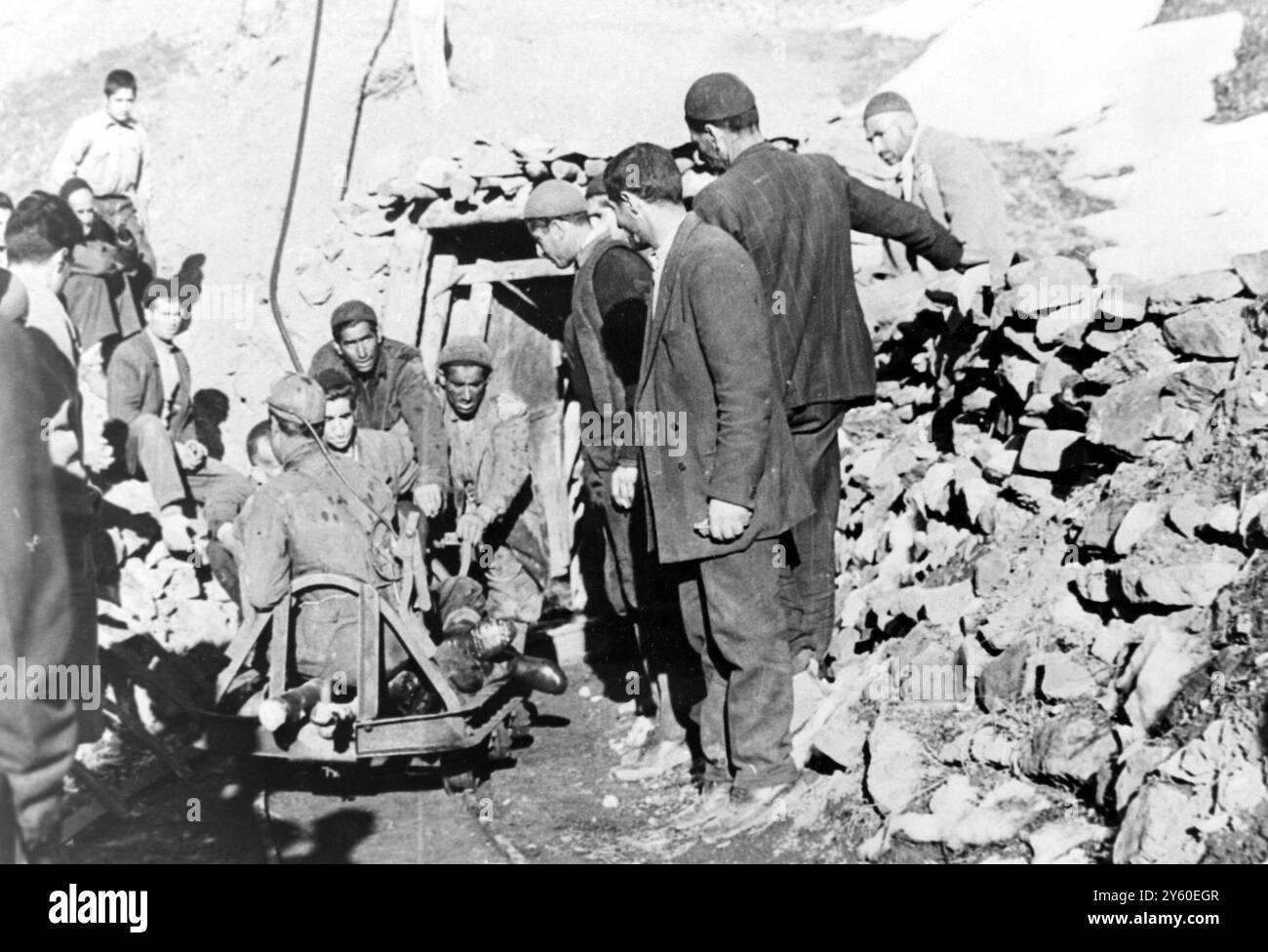 21 BERGLEUTE STARBEN BEI EINER GROSSEN EXPLOSION IN TEHERAN, IRAN - AM 30. DEZEMBER 1960 Stockfoto