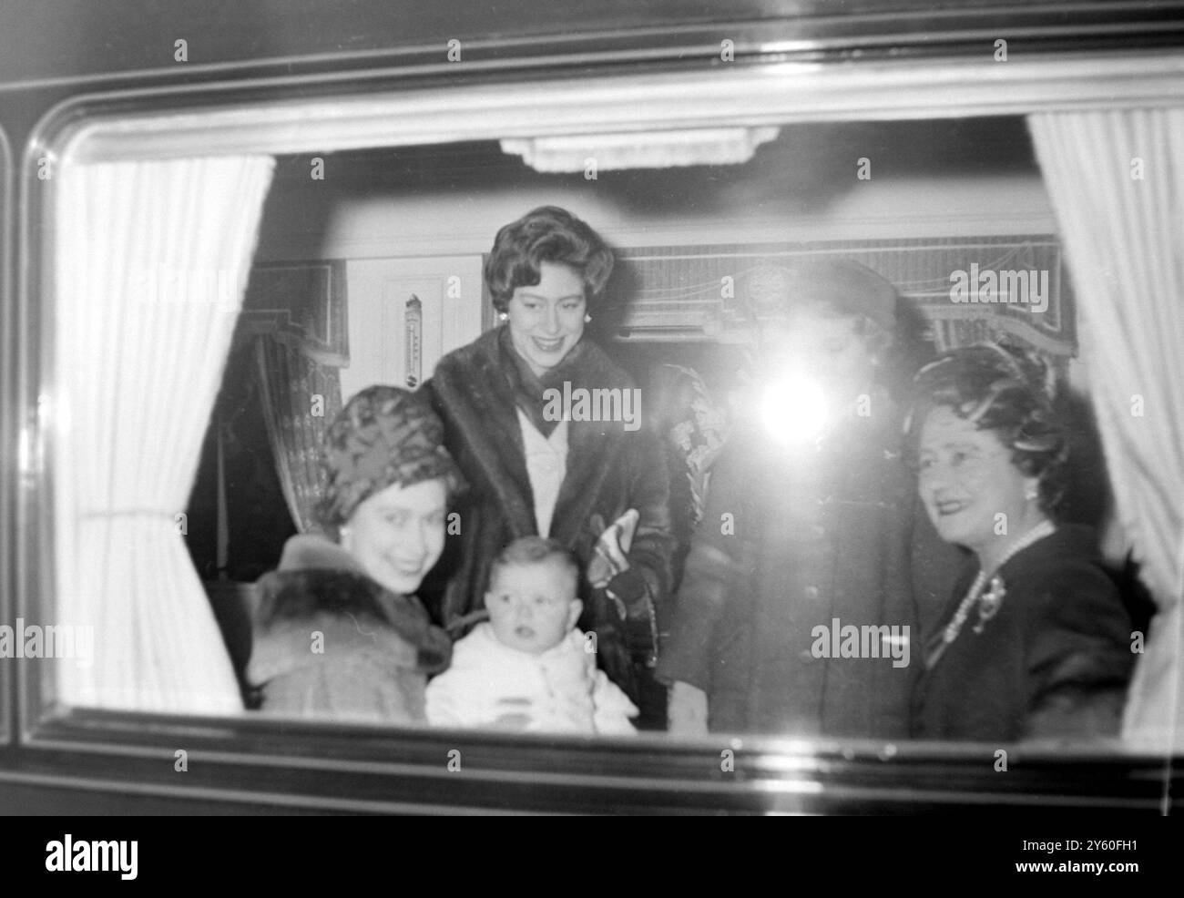 ELIZABETH II ANDREW OTHERS BAHNHOF LIVERPOOL ST LONDON 22. DEZEMBER 1960 Stockfoto