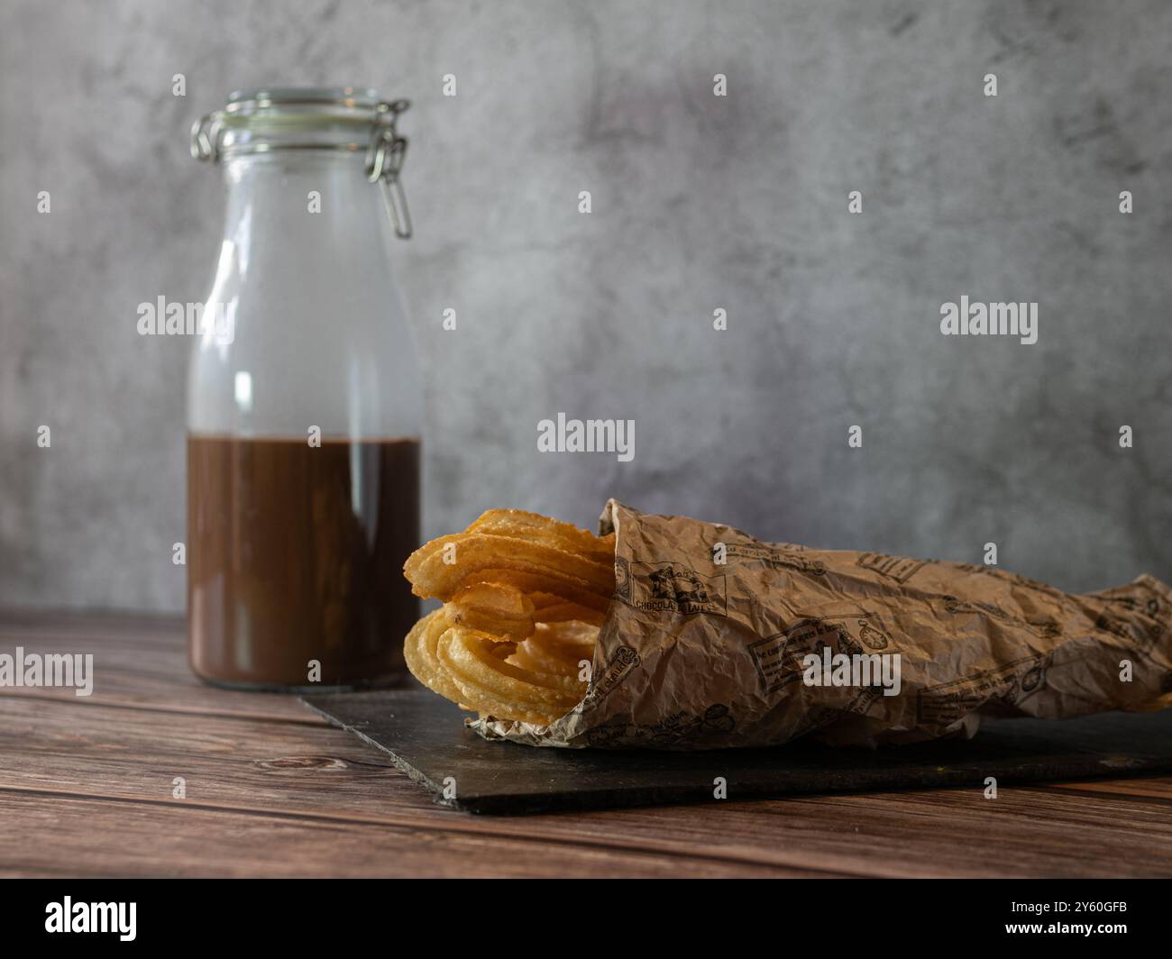 Schokolade mit Churros. Traditioneller und köstlicher Snack und Frühstück Stockfoto