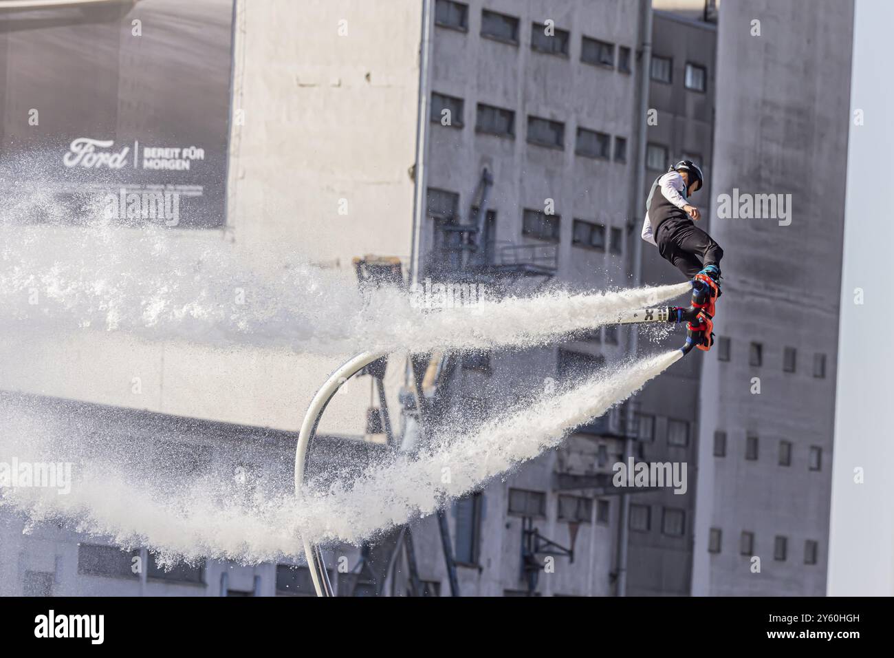 Hafenfest in Stuttgart. Spektakuläre Jetski- und Flyboard-Show auf dem Neckar. Stuttgart, Baden-Württemberg, Deutschland, Europa Stockfoto