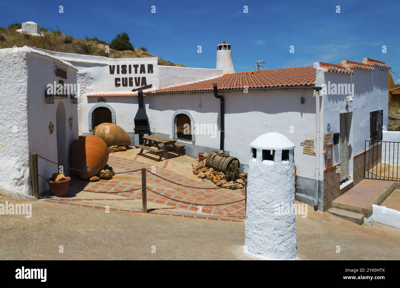 Ein traditionelles spanisches Dorf mit weißen Gebäuden und Tongefäßen unter hellem Sonnenschein, Cueva del Jaraiz, Höhlenwohnung, Höhlenviertel, Troglodyt Stockfoto Ein traditionelles spanisches Dorf mit weißen Gebäuden und Tongefäßen unter hellem Sonnenschein, Cueva del Jaraiz, Höhlenwohnung, Höhlenviertel, Troglodyt Stockfoto