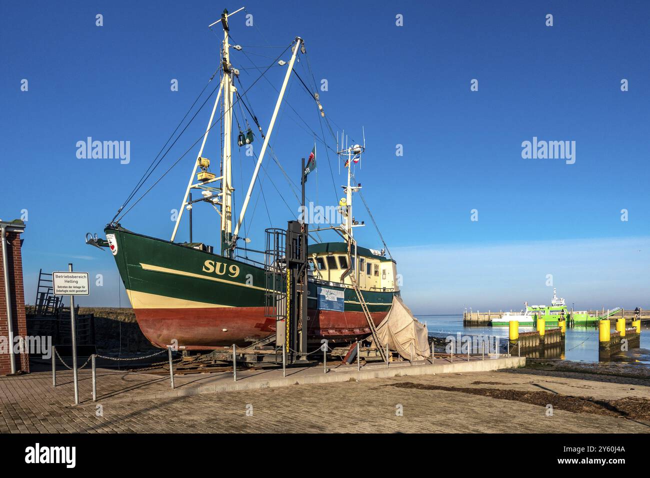 Hafen Neuharlingersiel, Ostfriesland, Niedersachsen, Fischerboote, Fischschneider, Denkmal, Neuharlingersiel, Niedersachsen, Bundesrepublik G Stockfoto