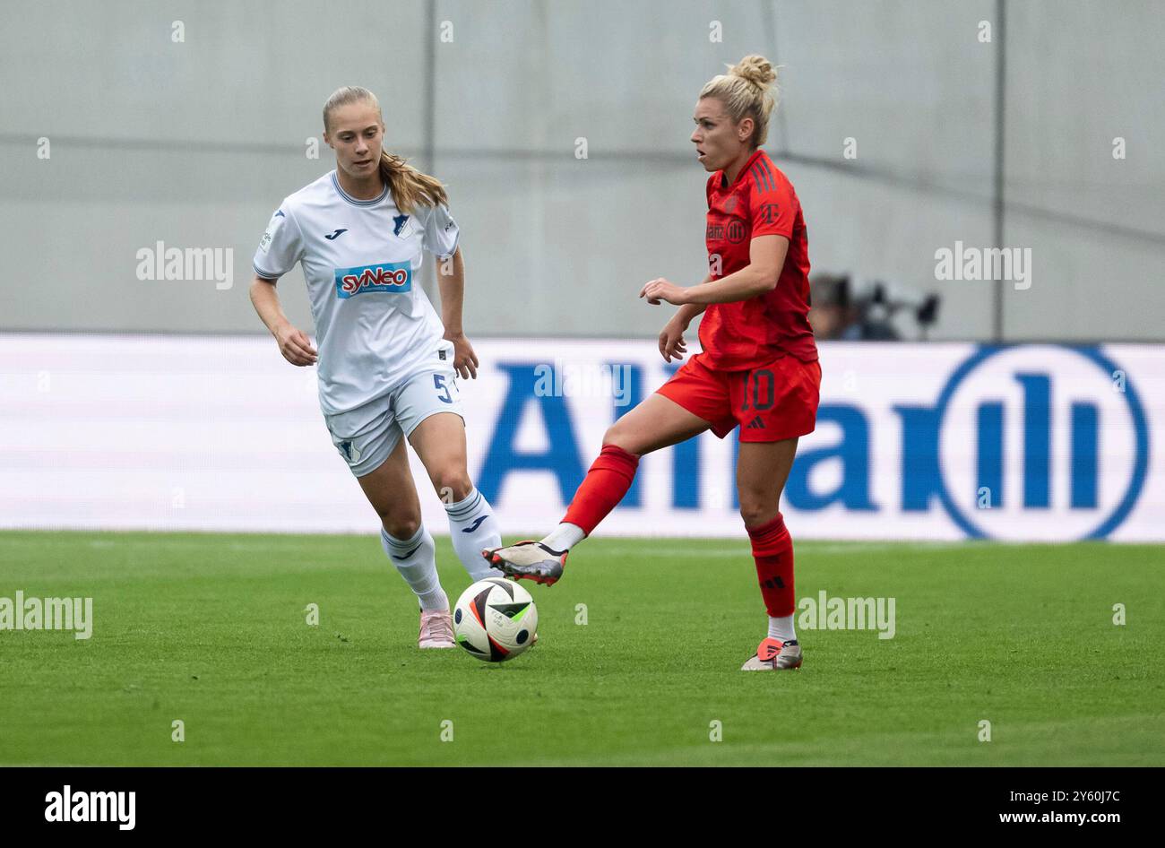 München, Deutschland. September 2024. Kampf um den Ball/Zweikampf zwischen Jamilla Rankin (TSG Hoffenheim, #5) und Linda Dallmann (FC Bayern München Frauen, #10). FC Bayern München Frauen gegen TSG Hoffenheim, Fussball, Google Pixel Frauen-Bundesliga, 3. Spieltag, Saison 2024/2025, 23.09.2024. (DIE DFL-DFB-VORSCHRIFTEN VERBIETEN DIE VERWENDUNG VON FOTOS ALS BILDSEQUENZEN UND/ODER QUASI-VIDEO). Foto: Eibner Pressefoto/Heike feiner Credit: dpa/Alamy Live News Stockfoto