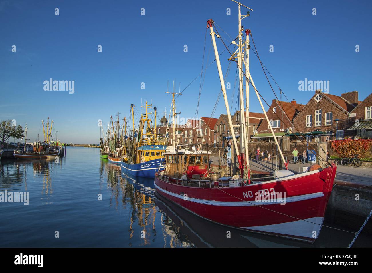 Der Hafen von Neuharlingersiel, Ostfriesland, Niedersachsen, Fischerboote, Denkmal, Neuharlingersiel, Niedersachsen, Bundesrepublik Stockfoto