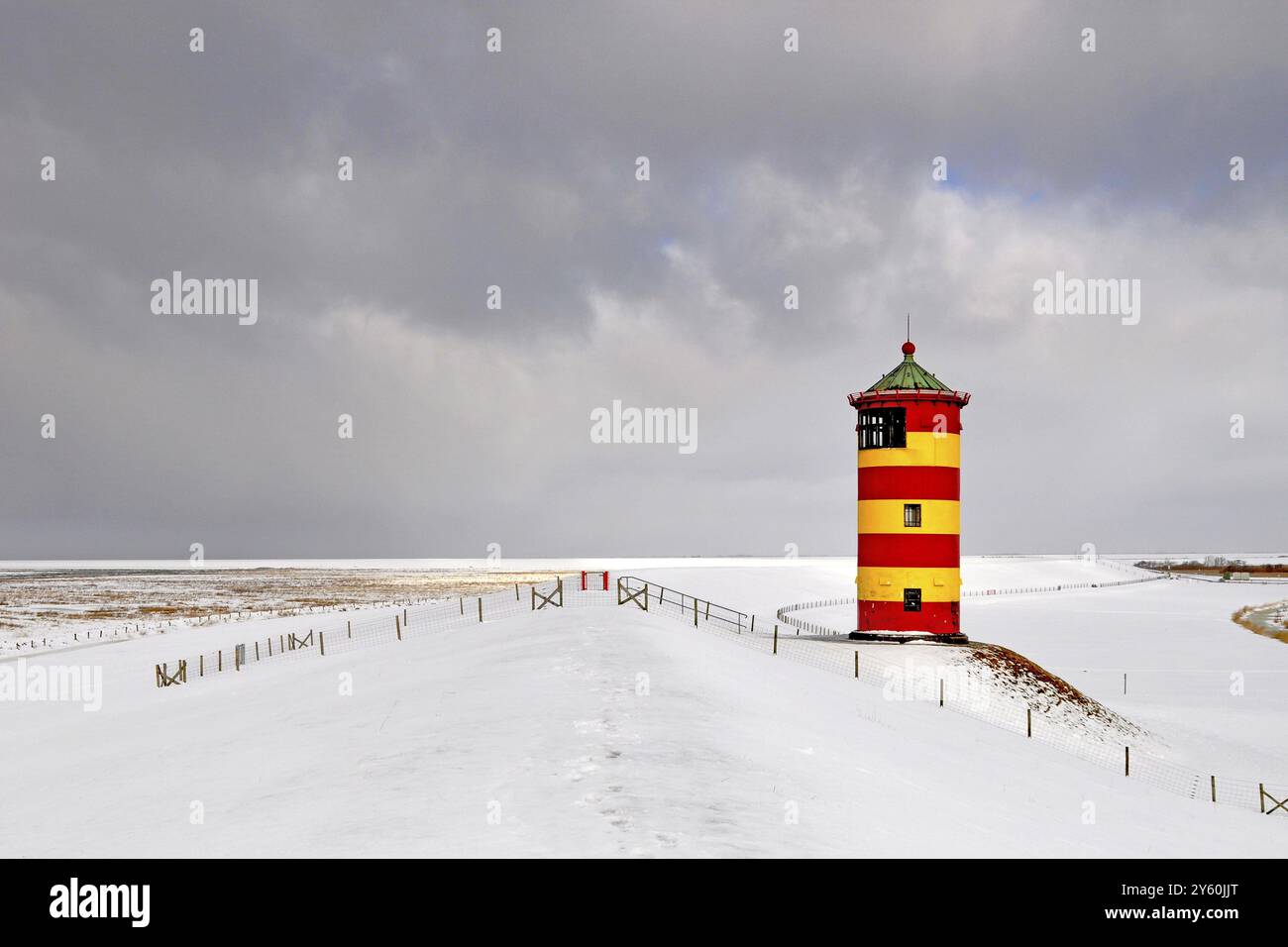 Der Leuchtturm von Pilsum im Winter, Ostfriesland, Niedersachsen, Bundesrepublik Deutschland Stockfoto