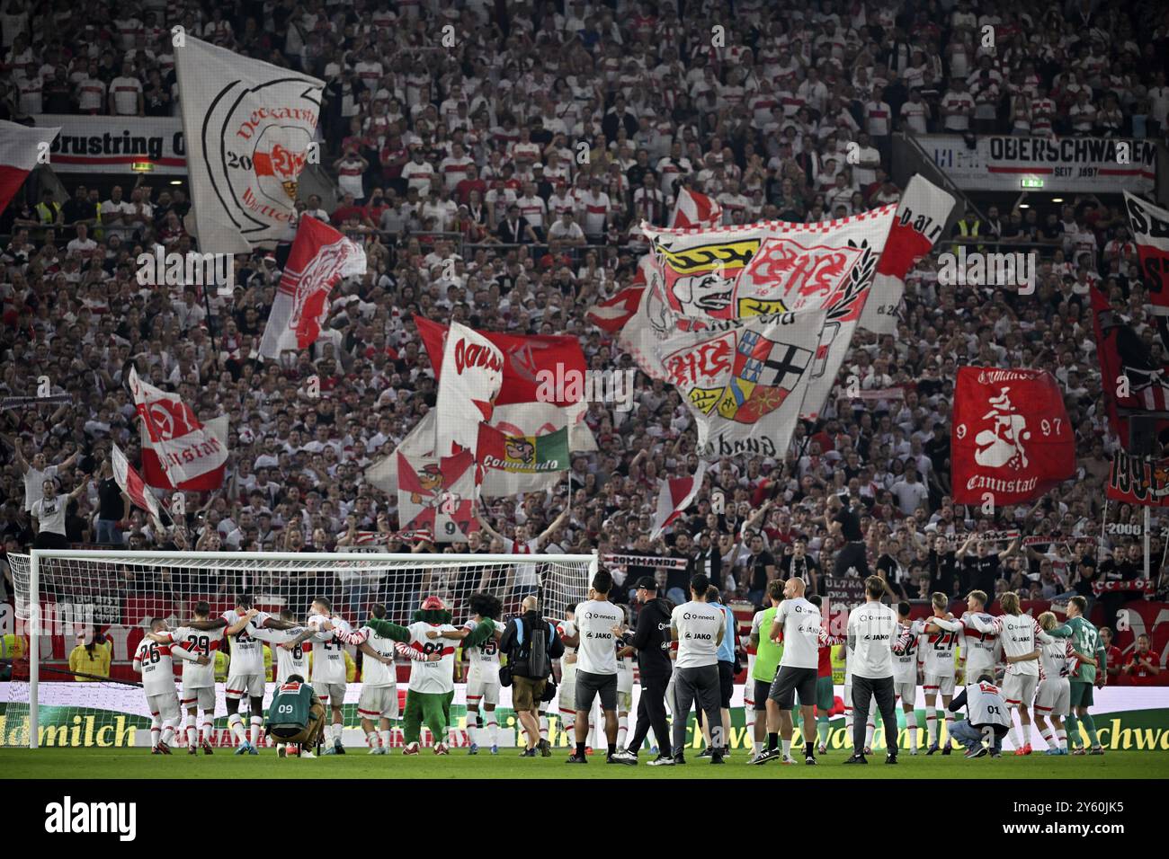 VfB Stuttgart Spieler werden von Fans gefeiert, Cannstatter Kurve, Fächerkurve, Flaggen, atmosphärisch, MHPArena, MHP Arena Stuttgart, Baden-Württemberg, G Stockfoto