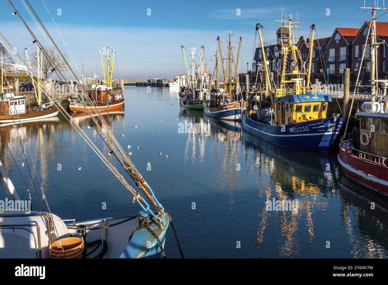 Der Hafen von Neuharlingersiel, Ostfriesland, Niedersachsen, Fischerboote, Denkmal, Neuharlingersiel, Bundesrepublik Deutschland fer Stockfoto