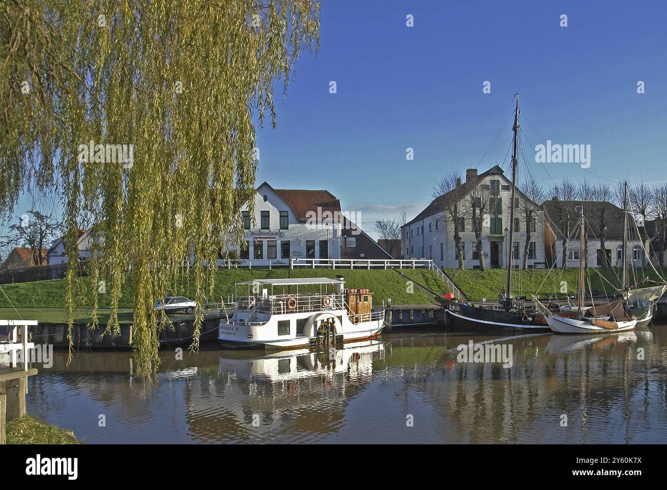 Der Museumshafen in Carolinensiel mit Raddampfer Concordia, Niedersachsen, Ostfriesland, Harle Stockfoto