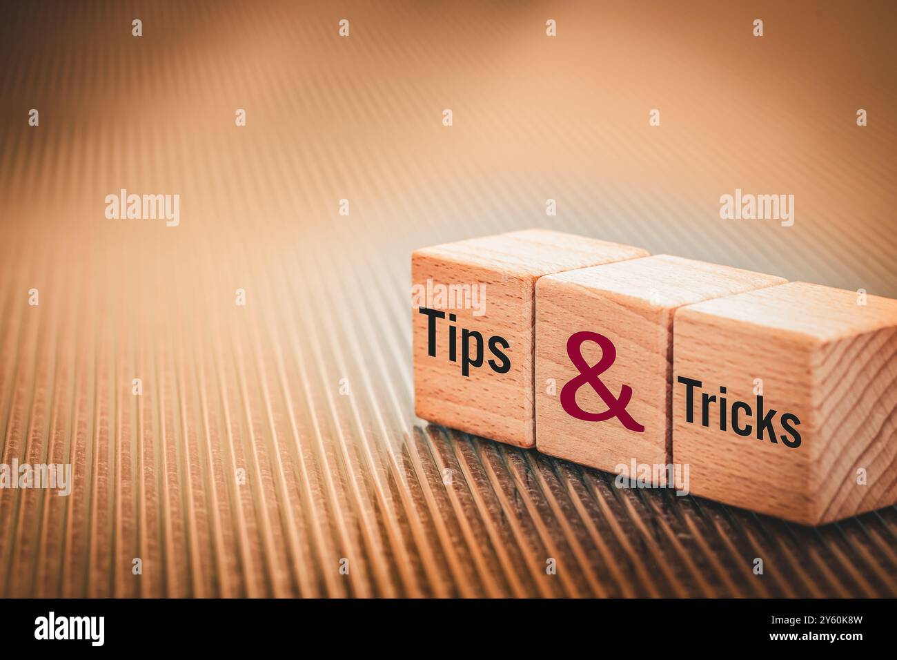 Tipps und Tricks Symbol, konzeptuelle Wörter auf Holzwürfeln Stockfoto