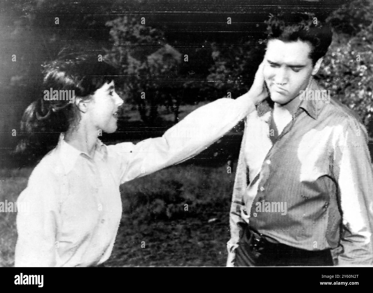 MILLIE PERKINS UND ELVIS PRESLEY SPIELTEN AM 19. NOVEMBER 1960 Stockfoto