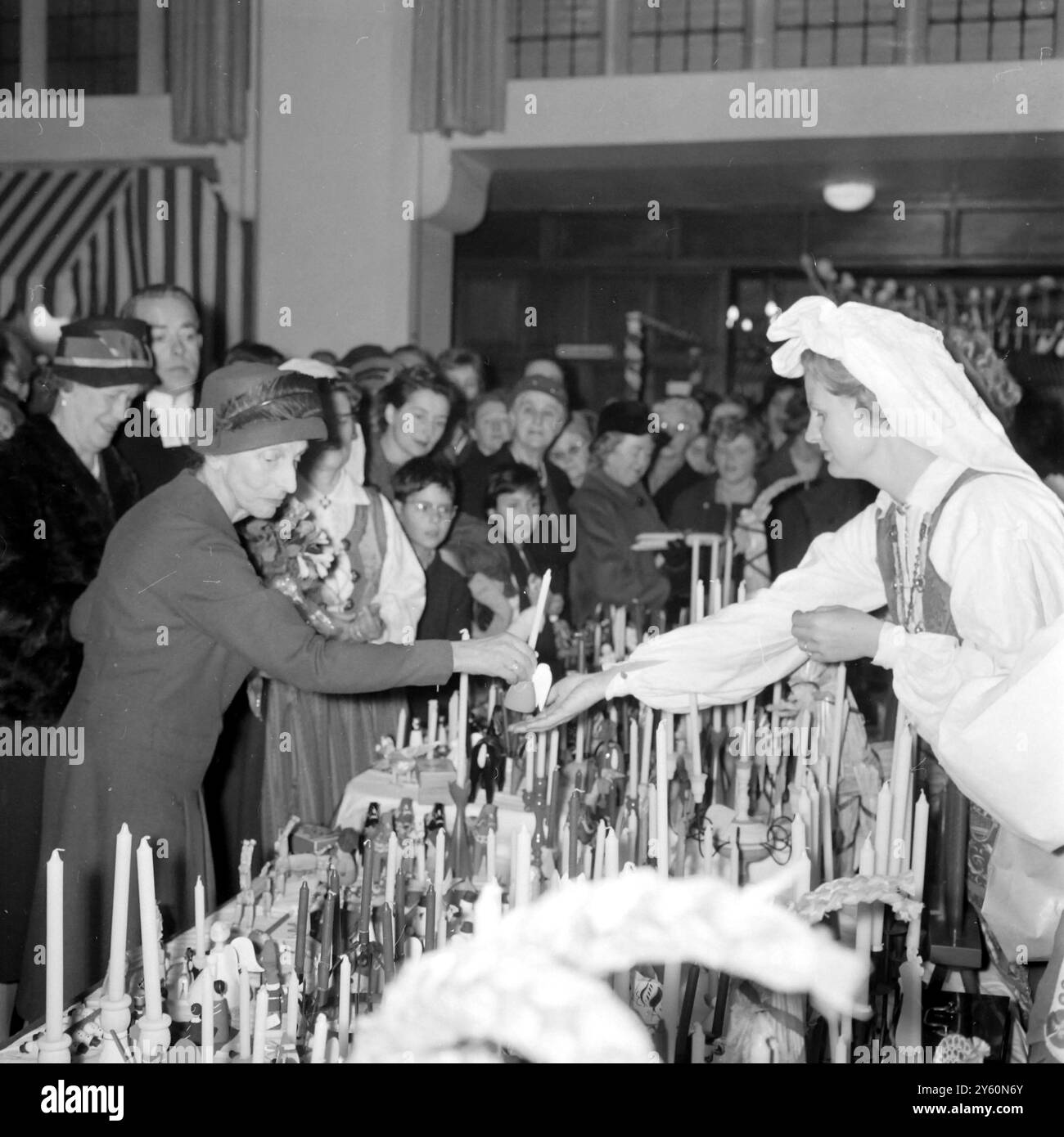 LOUISE QUEEN AUF DER SCHWEDISCHEN WEIHNACHTSMESSE LONDON 18. NOVEMBER 1960 Stockfoto