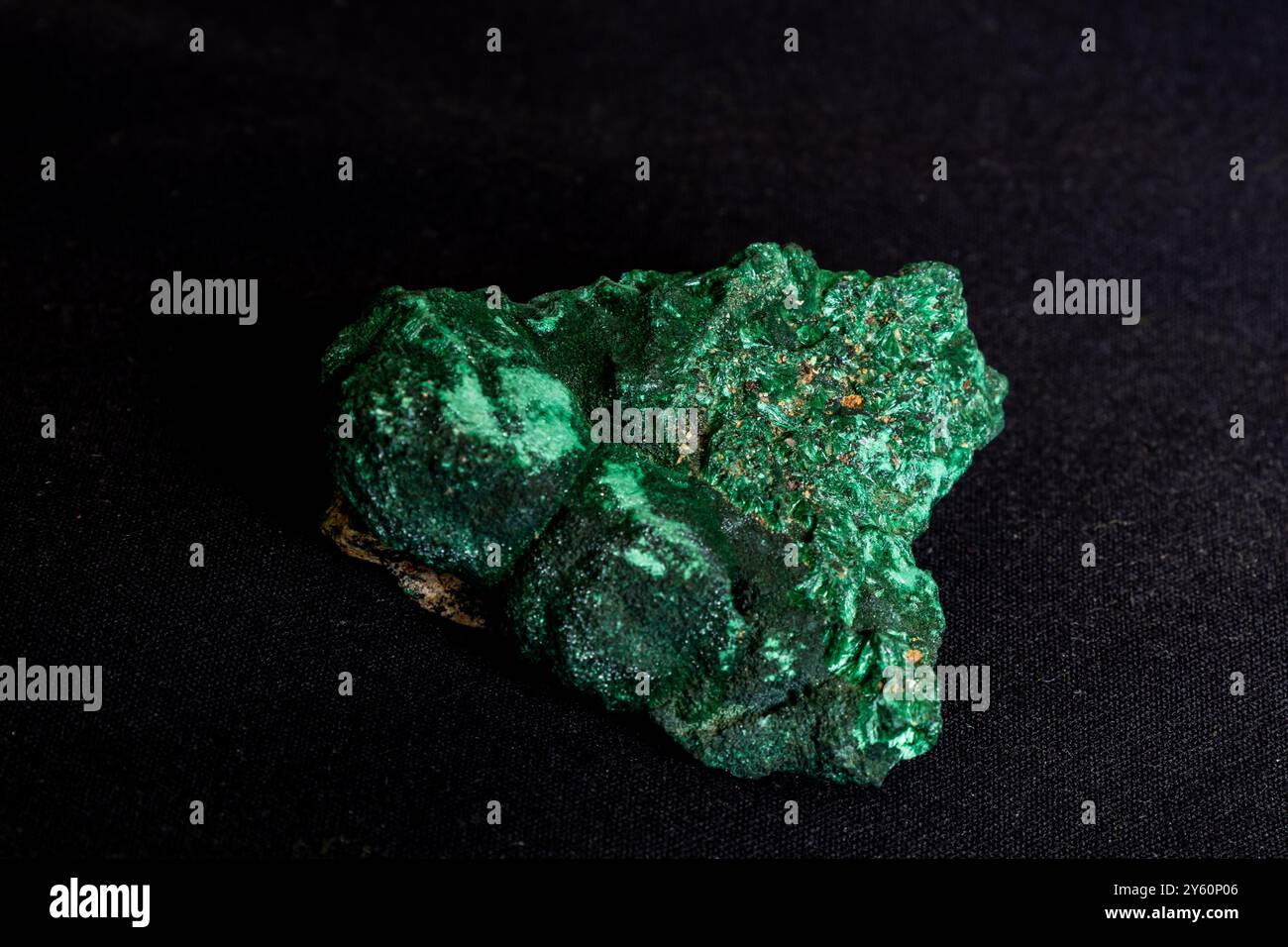 Eine Probe von dunkelgrünem, rauem Malachit Stockfoto