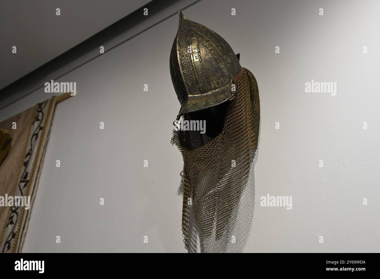 City Watch „Gold Cloak“ Helm von Game of Thrones (HBO® Original 2011-2019) für die Auktion von Heritage Auctions Stockfoto
