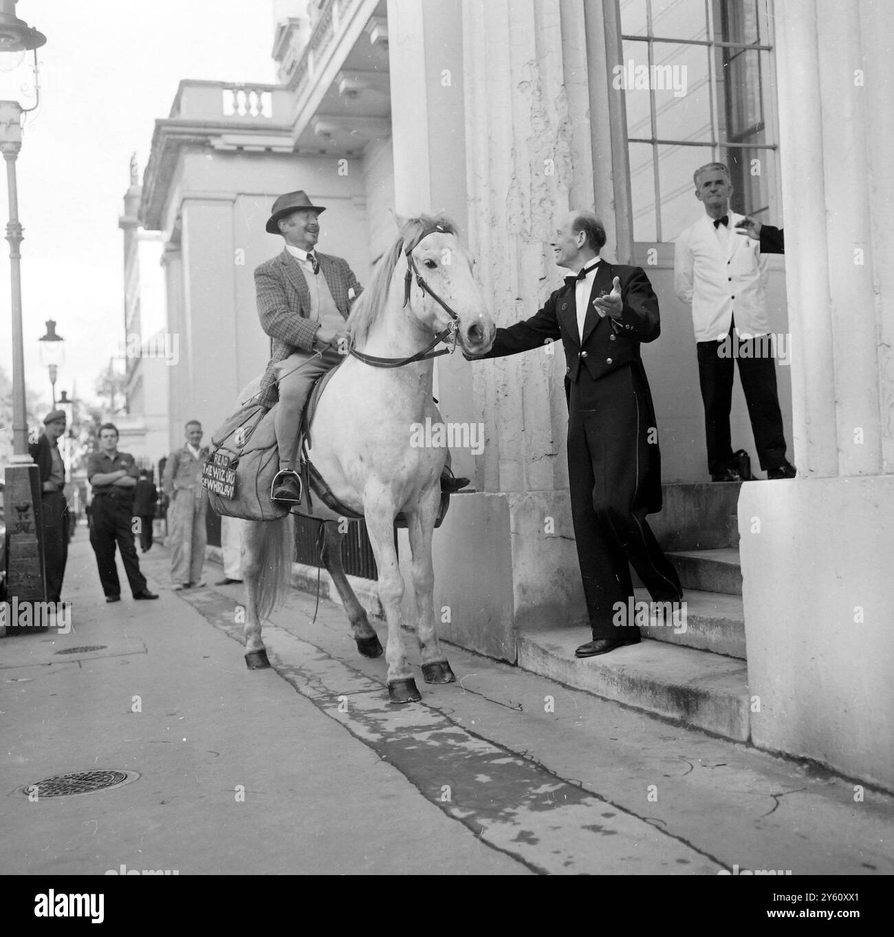 DIE AUTOREN HOLT WILLIAM VERWEIGERTEN AM 4. OKTOBER 1960 DEN EINTRITT IN DEN SAVAGE CLUB Stockfoto