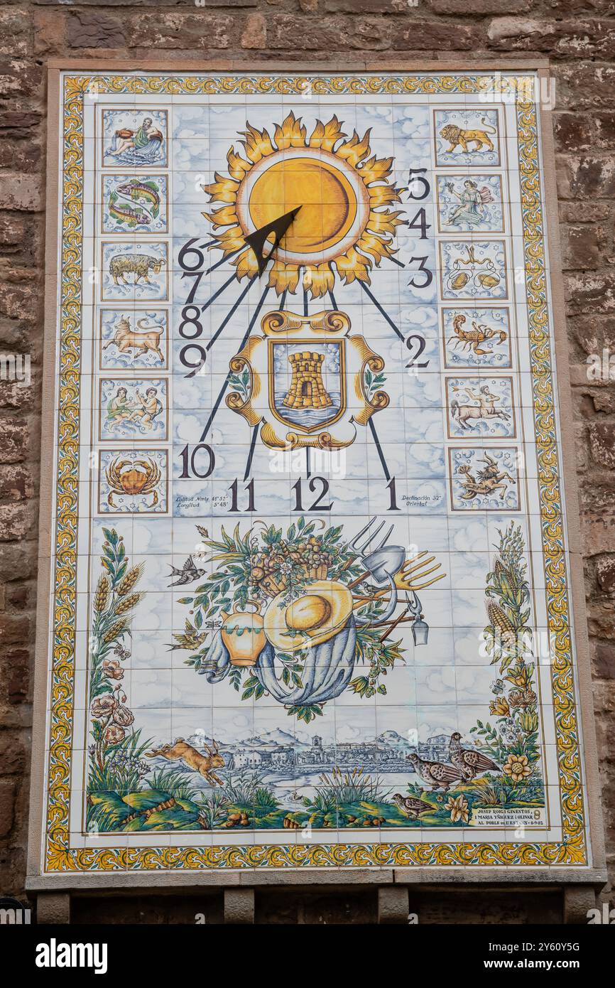Sonnenuhr, geformt durch eine keramische Wandplatte, rechteckig in der Form, besteht aus 286 polychromen Stücken von 1,5 m x 3,6 m, L'estany, Catalonia, Spa Stockfoto
