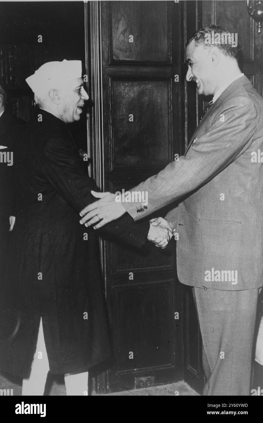 UN NEHRU SCHÜTTELT PRÄSIDENT NASSER UAR-HAUPTSITZ (HQ) AM 27. SEPTEMBER 1960 Stockfoto