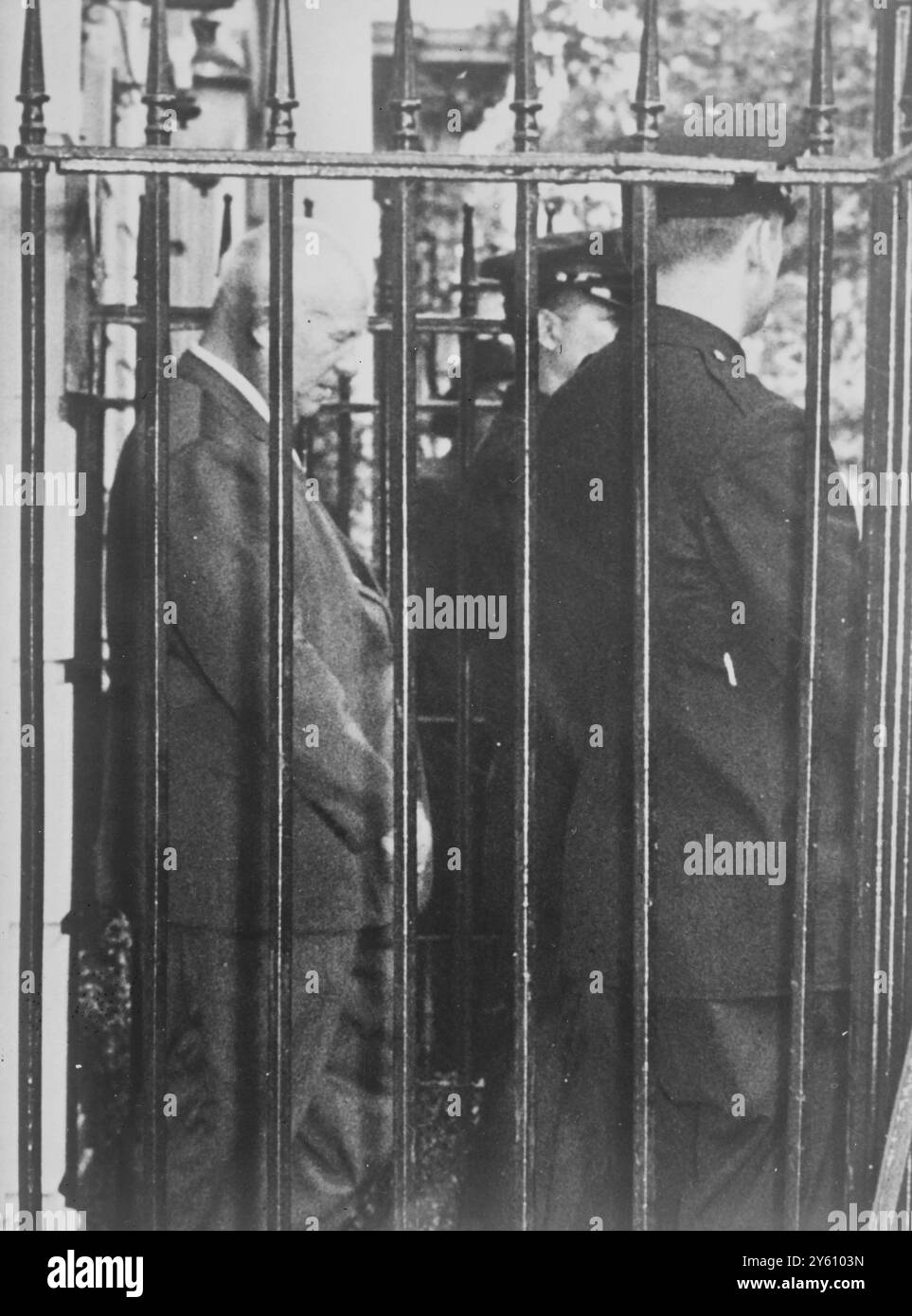 DER SOWJETISCHE PREMIER NIKITA KRUSHCHEV VERLÄSST DAS HAUPTQUARTIER DER VEREINTEN NATIONEN / 23. SEPTEMBER 1960 Stockfoto