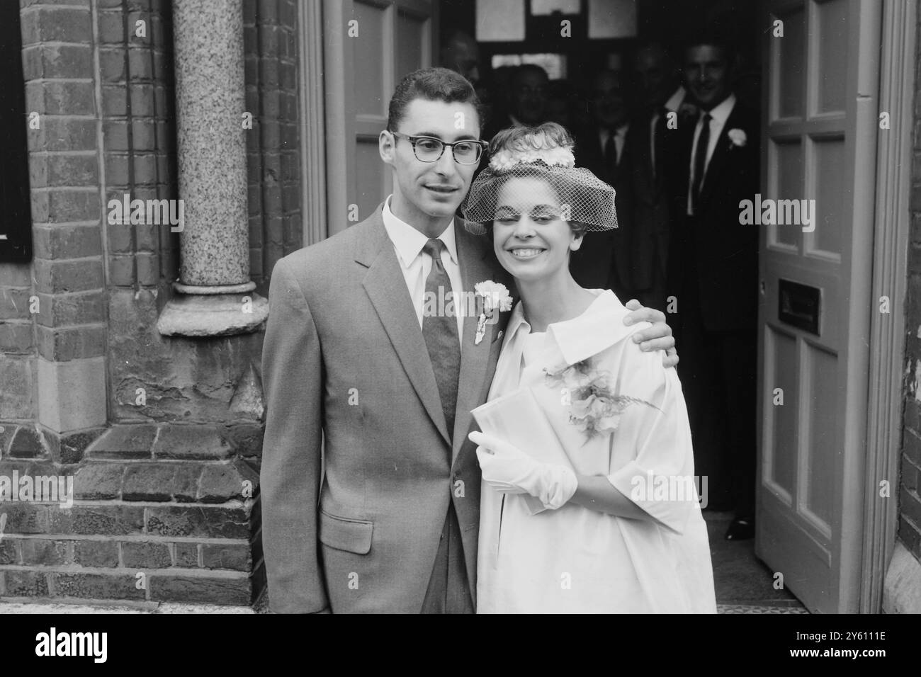 LAUFBAHN ROMANTIK Ealing, London, England, Großbritannien: Dave Segal, Großbritanniens 23-jähriger Olympiasieger, heiratete heute im Ealing Register Office die 21-jährige Miss Jackie Angove aus Perivale, eine ehemalige Middlesex-Läuferin. In zwei Tagen segeln sie in die USA, wo Dave an der Furman University studiert. Er hat weitere drei Jahre dort, hofft aber, für die nächsten Jahre AAA-Meisterschaften und 1962 wieder für die Empire Games zu sein. 14. SEPTEMBER 1960 Stockfoto