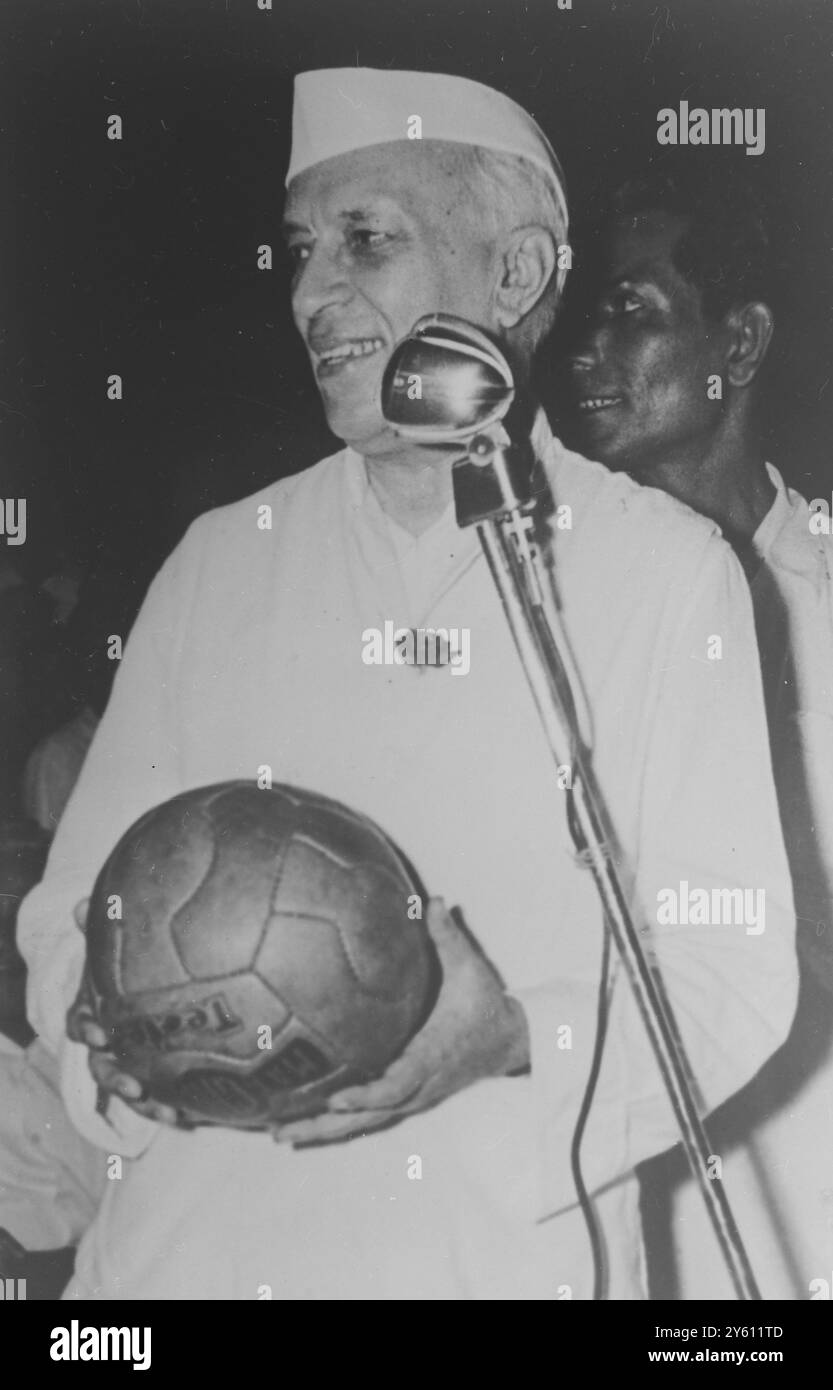 FUSSBALL CHARITY MATCH NEU DELHI PREMIER NEHRU AUCTIONS FUSSBALL 8. SEPTEMBER 1960 Stockfoto