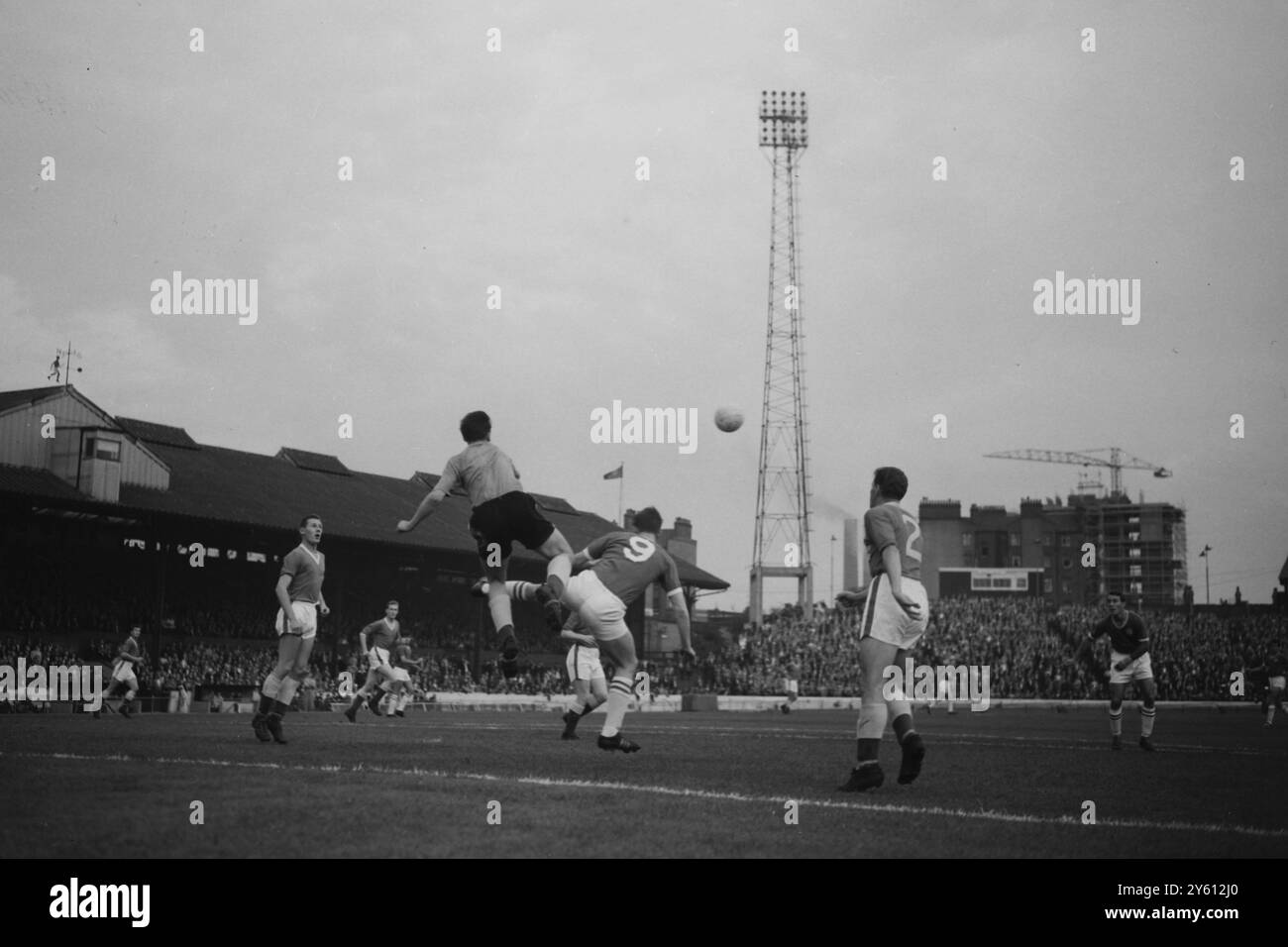 GORDON BANKS TORHÜTER DER STADT LEICESTER UND DEREK HINES GEGEN LIVESEY VON CHELSEA / 24. AUGUST 1960 Stockfoto