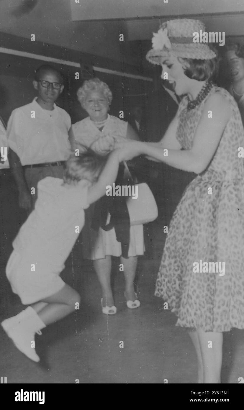 SCHAUSPIELERIN GINA LOLLOBRIGIDA KOMMT MIT IHREM SOHN NACH NEW YORK / 12. AUGUST 1960 Stockfoto