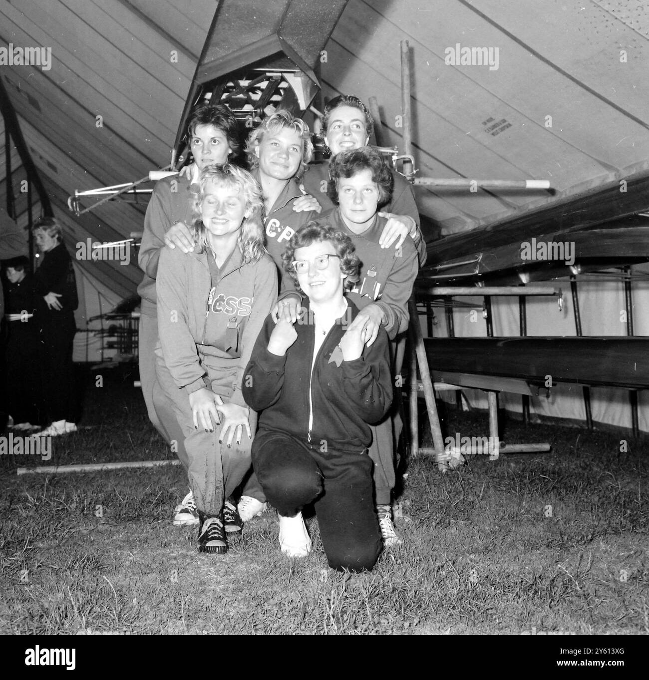 BELUSE LANGOVA MIT ANDEREN FÜR INTERNATIONALE RUDERMEISTERSCHAFTEN IN LONDON AUGUST 1960 Stockfoto