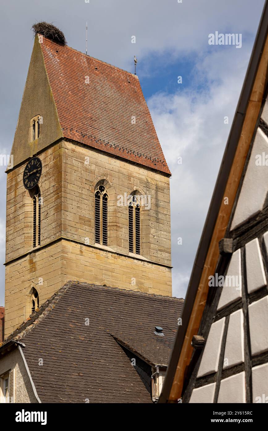 Alte Fachwerkhäuser in der historischen mittelalterlichen Altstadt von Eguisheim im Elsass und an der Elsass Weinstraße, Oberrhein, Grand Est, Frankreich, Europa Stockfoto