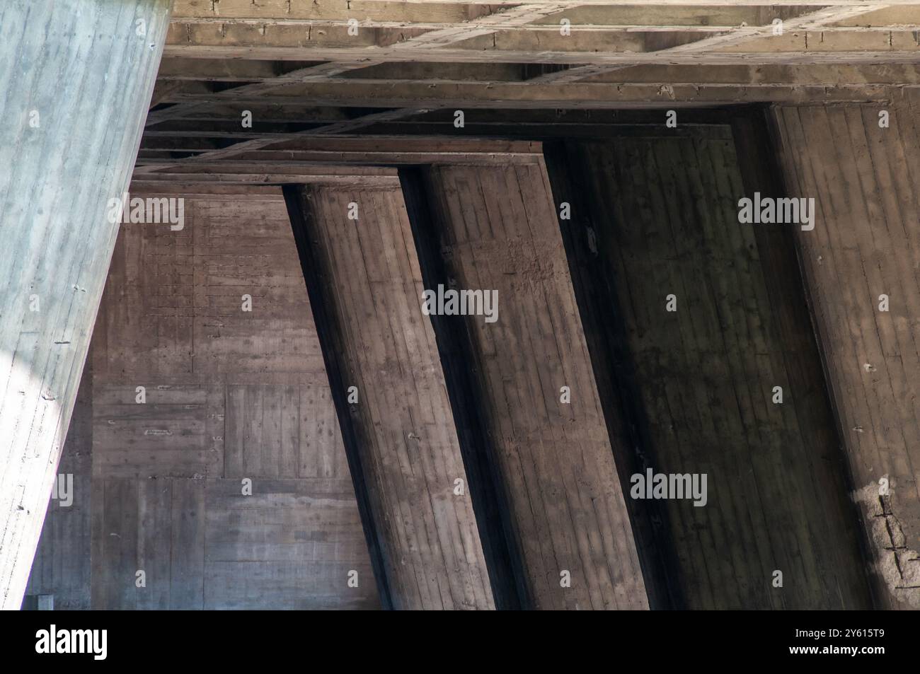 Stahlbetonsäulen der Unité d'Habitation de Marseille, auch bekannt als Cité Radieuse - Marseille, Frankreich Stockfoto