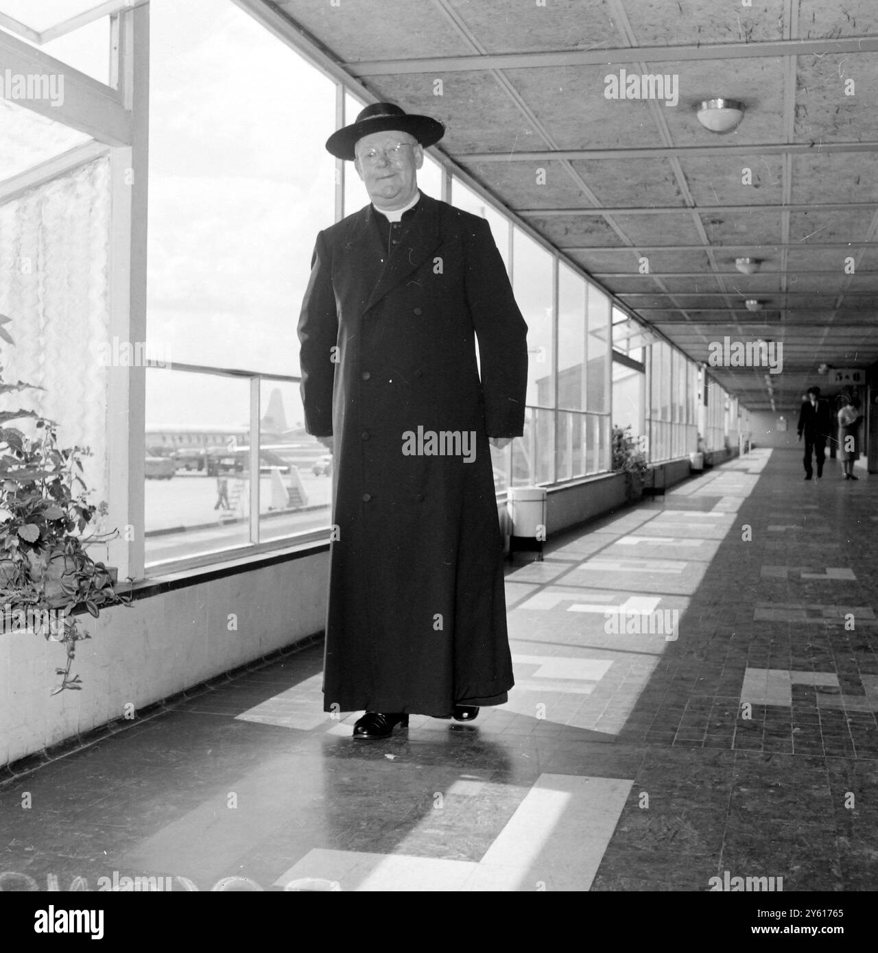 KARDINAL WILLIAM GODFREY AM FLUGHAFEN LONDON / 15. JULI 1960 Stockfoto