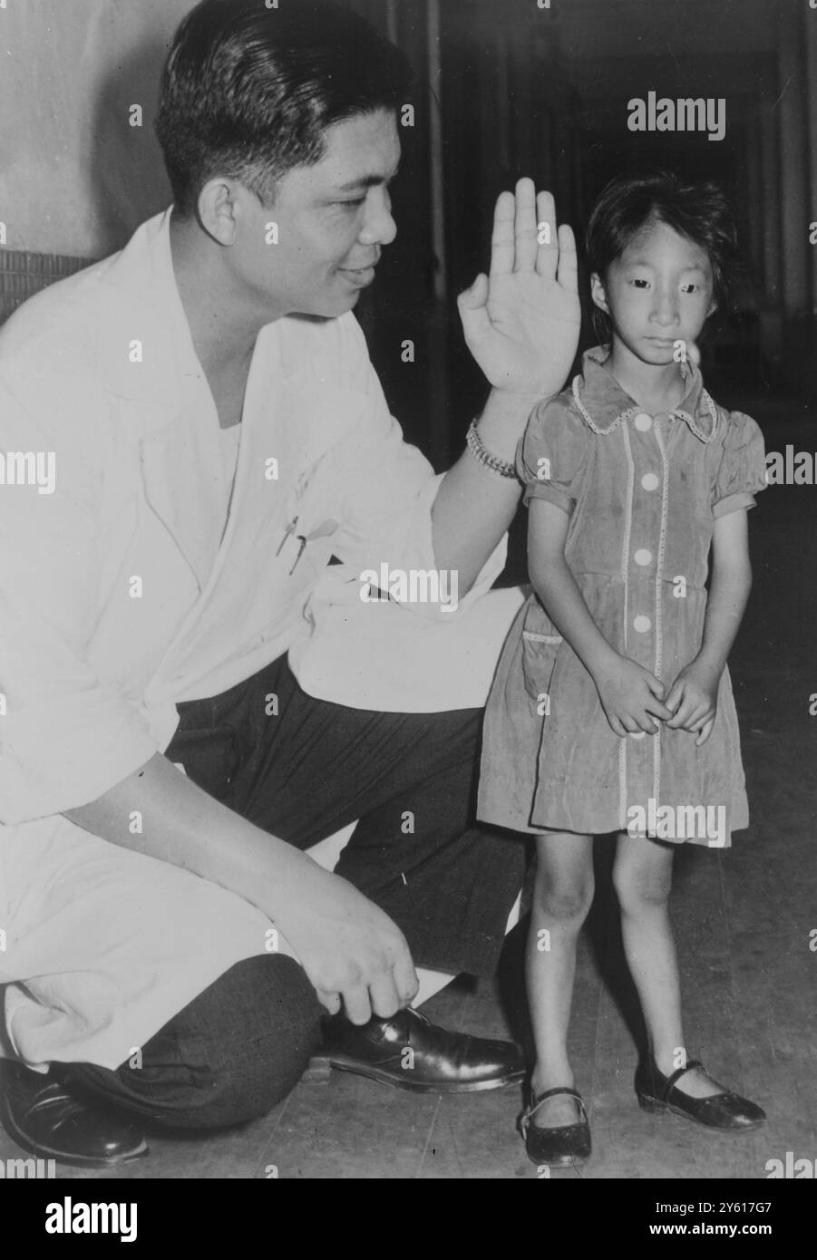 KINDER LILLIPUTTIAN MÄDCHEN GEFUNDEN 2 FUSS 7 ZOLL 11 JULI 1960 Stockfoto