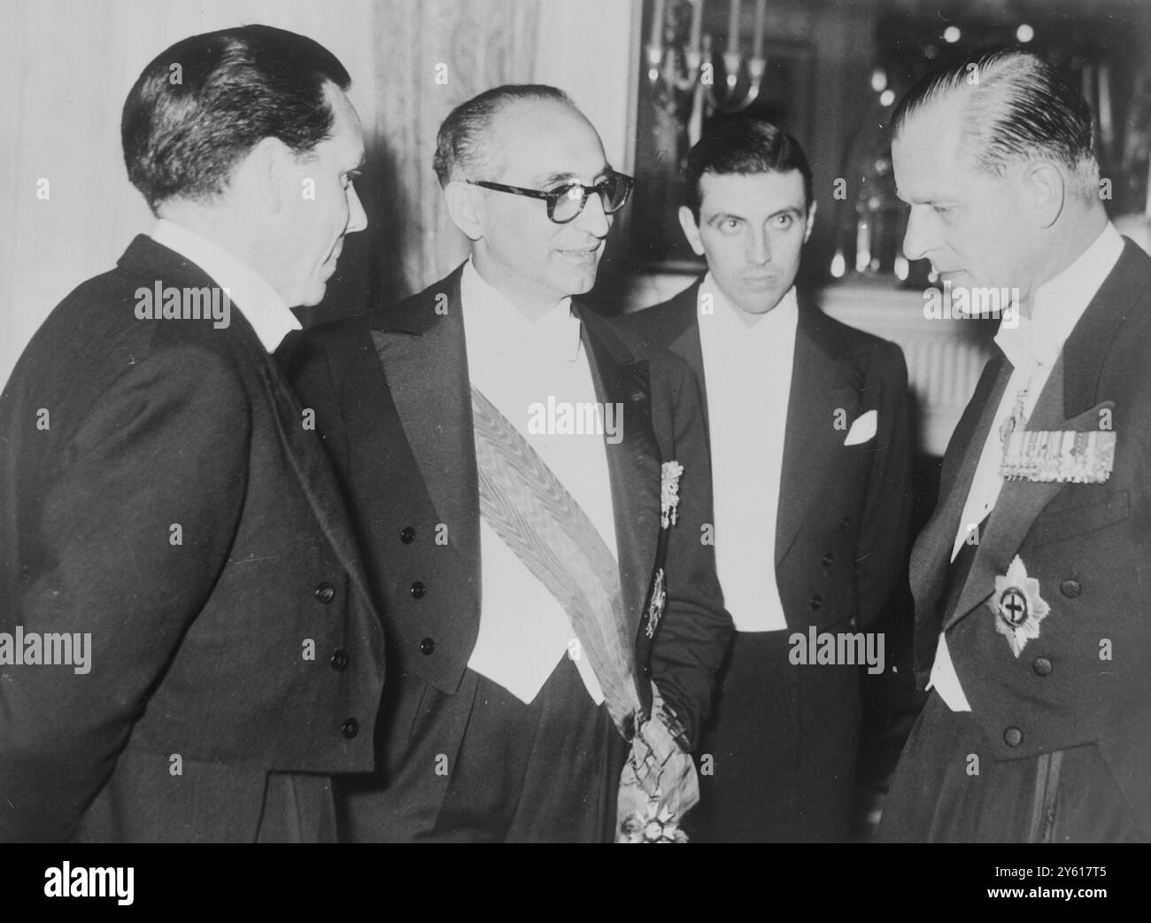 ARGENTINISCHER PRÄSIDENT ARTURO FRONDIZI MIT PRINZ PHILIPP IN DER ARGENTINISCHEN BOTSCHAFT / 7. JULI 1960 Stockfoto