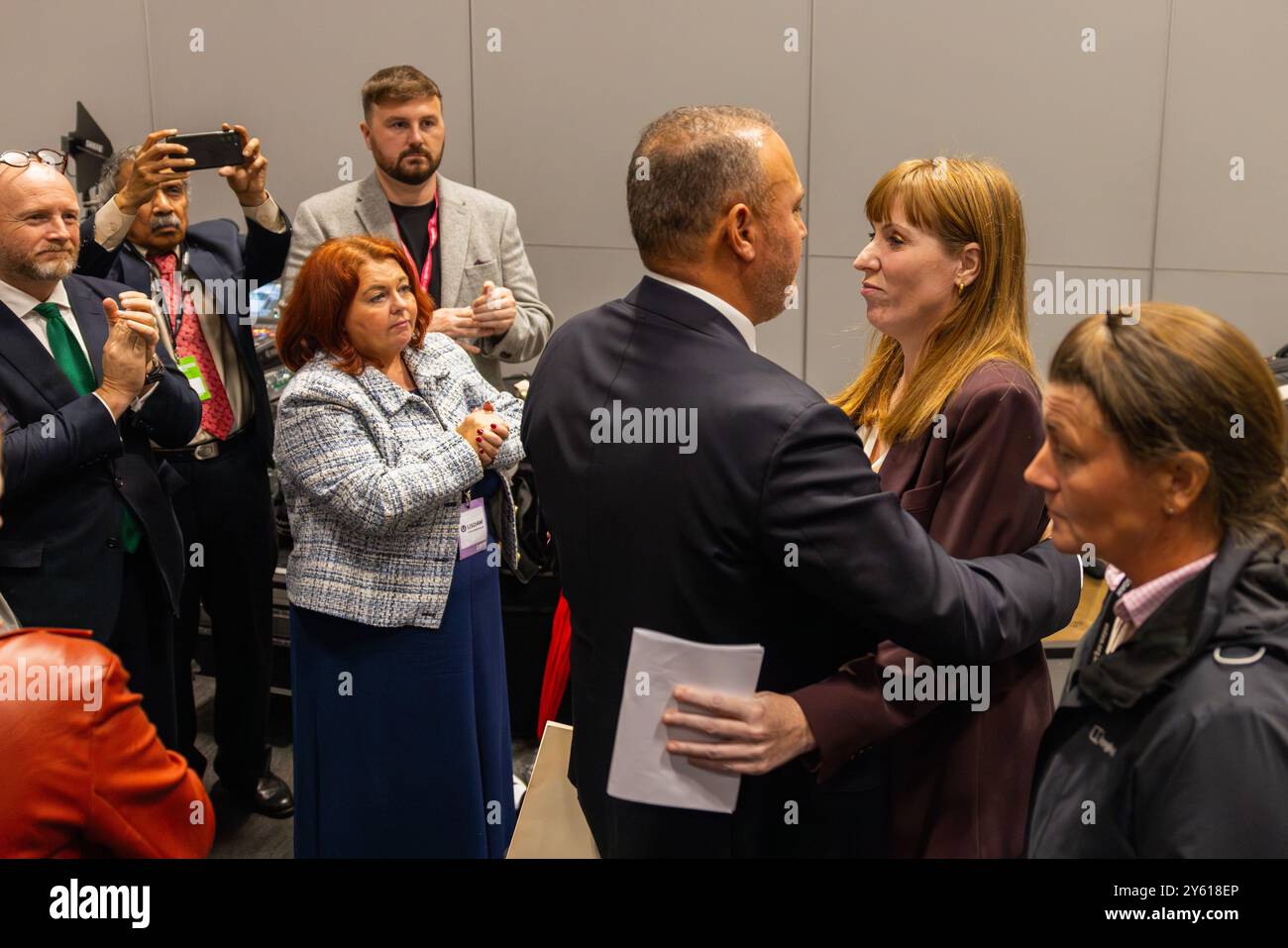 Liverpool, Großbritannien. SEPTEMBER 2024. Angela Rayner, stellvertretende Premierministerin, umarmt die palästinensische Botschafterin Husam Zomlot, während sie einen ungeplanten Auftritt bei der Labour Fringe-Veranstaltung "Annual Palestine Reception" (Labour Friends of Palestine and the Middle East - LFPME) und bei der medizinischen Hilfe für Palästinenser macht. Sie verpflichtete sich erneut zu den Verpflichtungen der Labour Party in Palästina und sandte Zomlot persönliches Beileid für Verluste innerhalb seiner eigenen Familie. Audio verfügbar imakedocumentary@gmail.com. Credit Milo Chandler/Alamy Live News Stockfoto