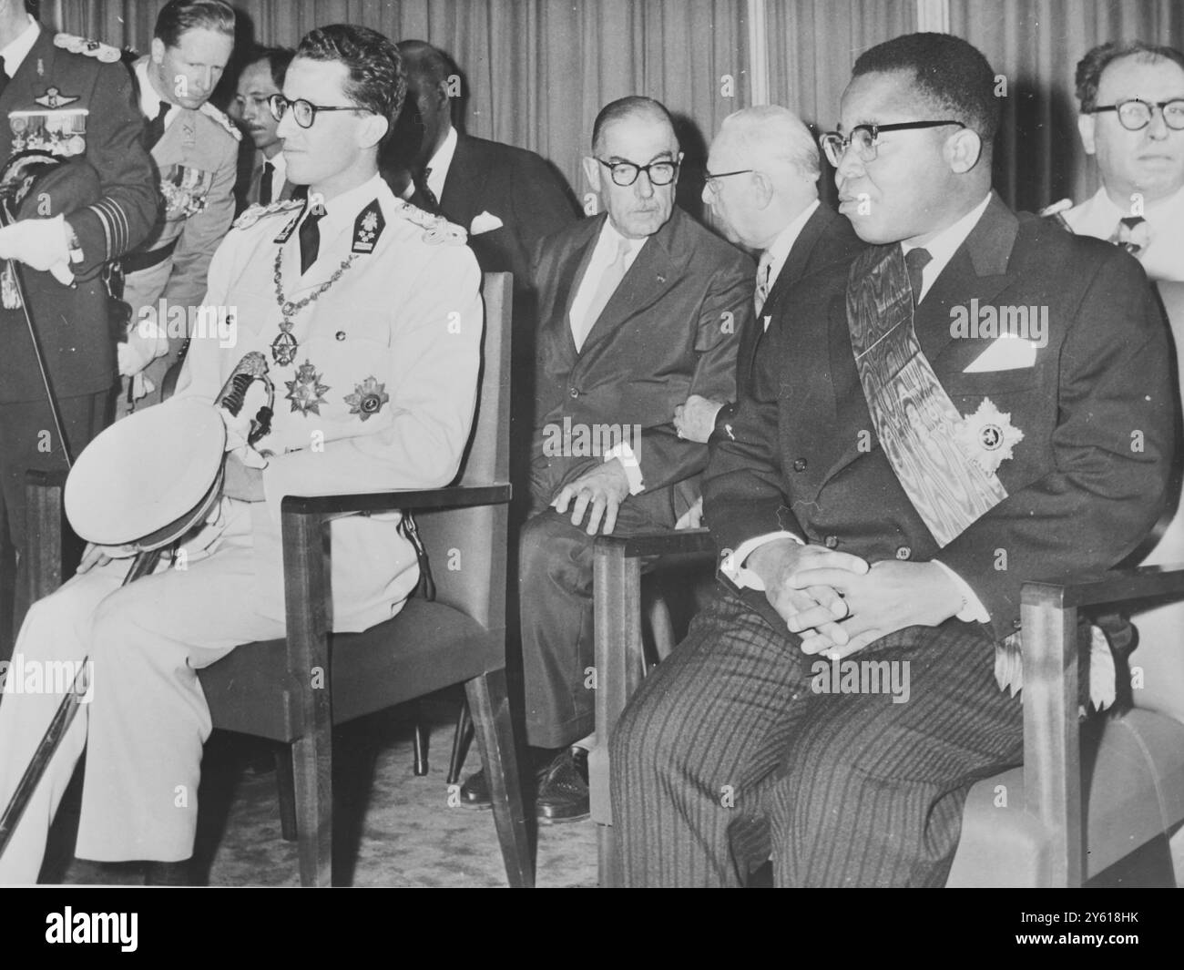König Baudouin von Belgien und Joseph Kasa-Vubu, erster Präsident des neu unabhängigen Kongo, die bei der Unterzeichnung des Unabhängigkeitsgesetzes am 1. JULI 1960 zu sehen waren Stockfoto