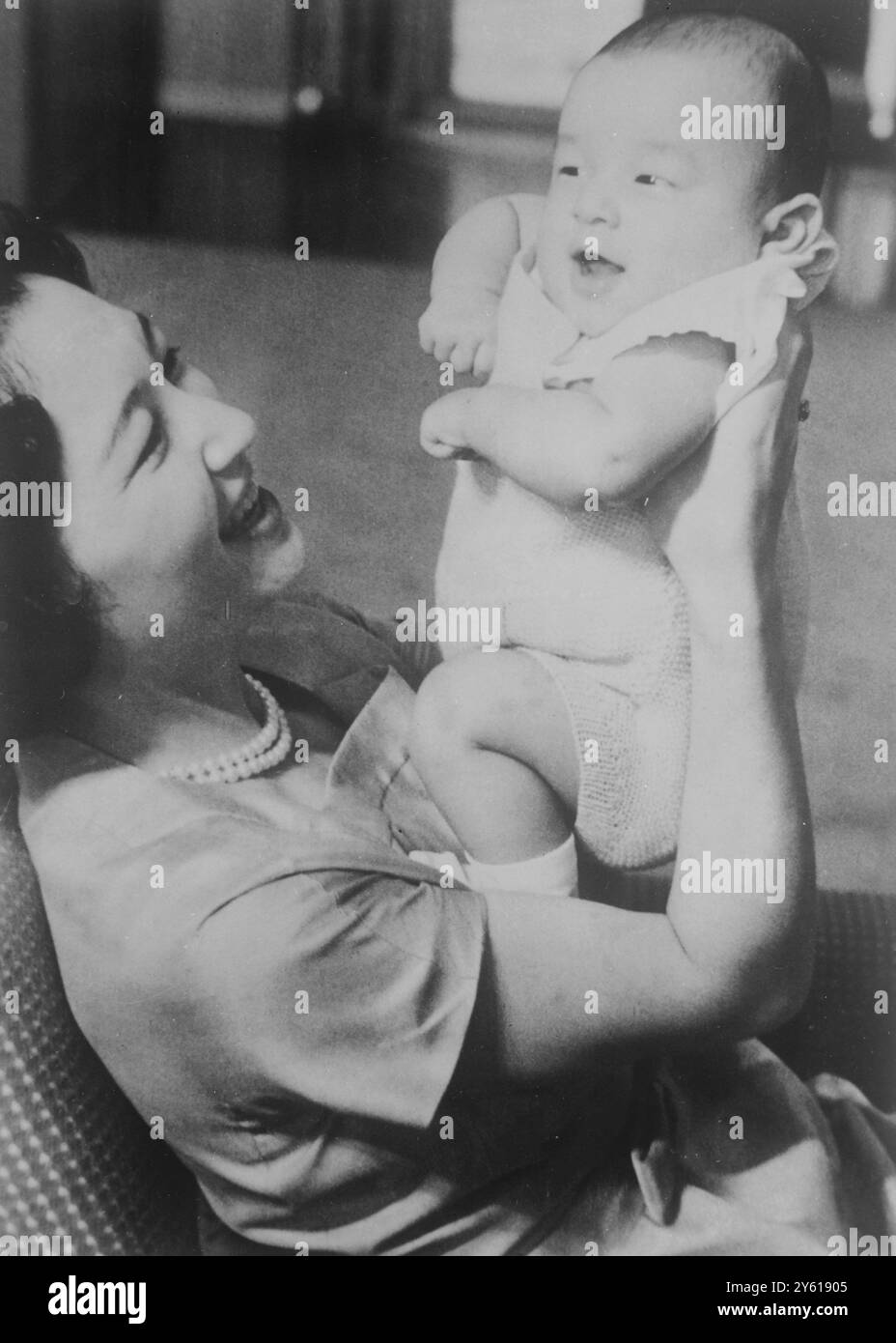 PRINZESSIN MICHIKO VON JAPAN – EHEFRAU VON PRINZ AKIHITO MIT SOHN PRINZ HIRO 27. JUNI 1960 Stockfoto