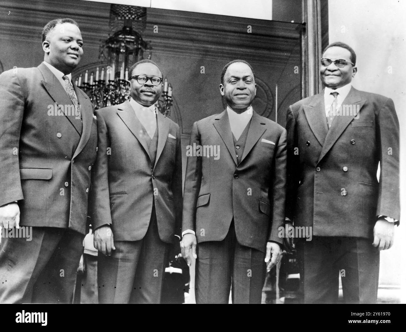 DER FRANZÖSISCHE PRÄSIDENT CHARLES DE GAULLE MIT DEN AFRIKANISCHEN FÜHRERN PALACE ELYSEE, PARIS / 25. JUNI 1960 Stockfoto