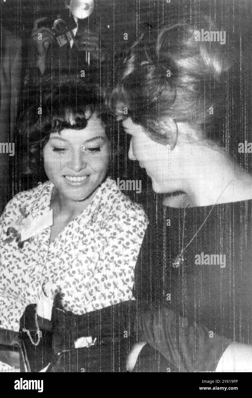 EVA JOHANSSON WARTET AM 21. JUNI 1960 AUF EINEN GROSSEN KAMPF SEINES BRUDERS INGEMAR Stockfoto EVA JOHANSSON WARTET AM 21. JUNI 1960 AUF EINEN GROSSEN KAMPF SEINES BRUDERS INGEMAR Stockfoto