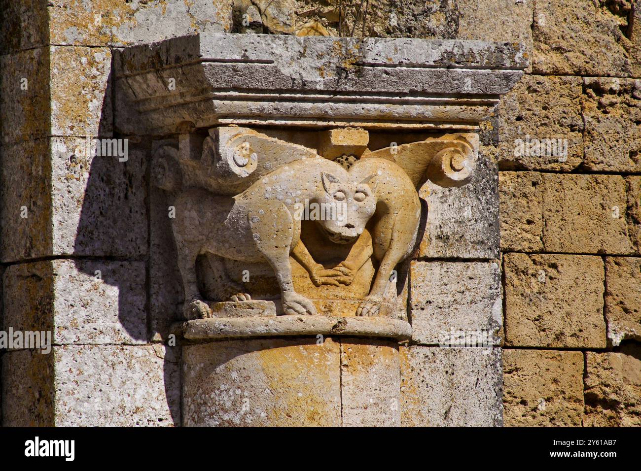 Sant'Antimo, Siena: Die Abtei von Sant'Antimo aus dem 12. Jahrhundert wurde nach der Legende im Auftrag des Königs Carlo Magno 781 v. Chr. erbaut © Marco Anghinoni/Grazia Stockfoto