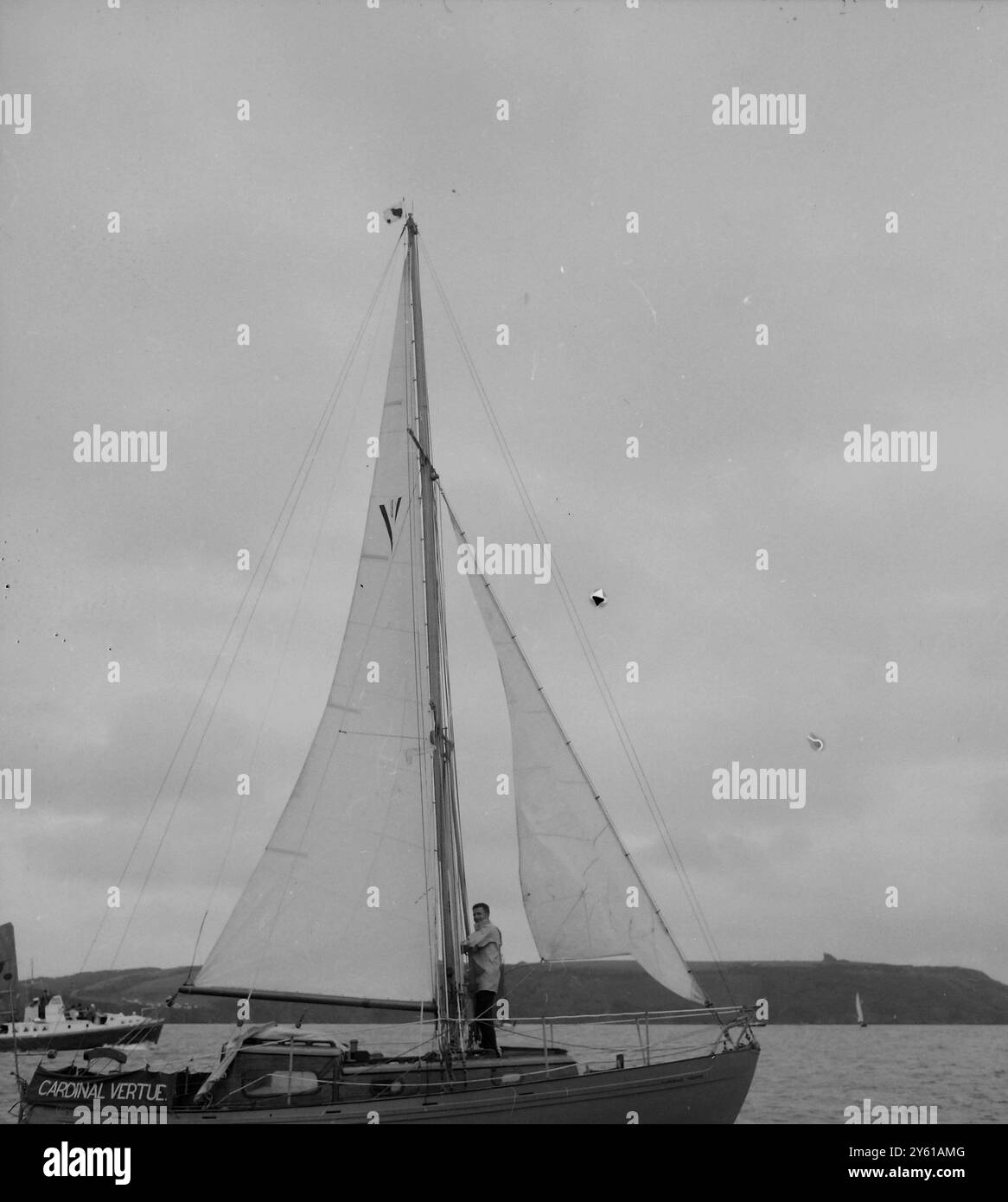 DAVID LEWIS AUF SEINER YACHT "CARDINAL VERTURE", PLYMOUTH, 12. JUNI 1960 Stockfoto