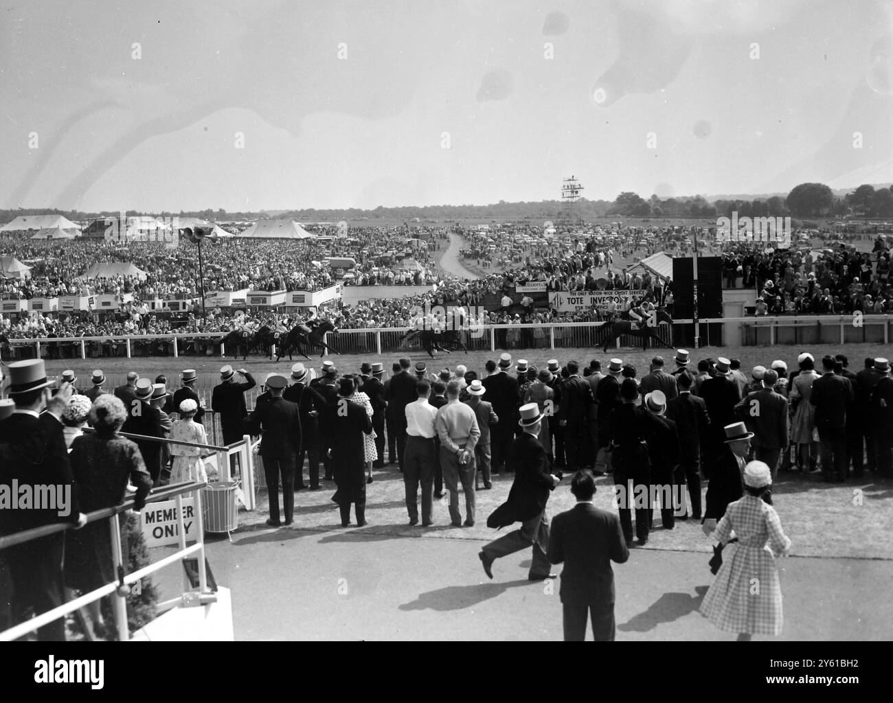 PFERDERENNEN ST PADDY GEWINNT AM 1. JUNI 1960 VON ALCAEUS DERBY Stockfoto