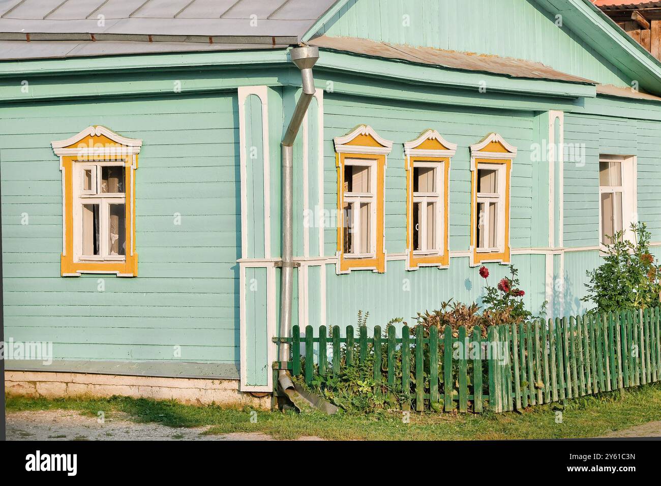 Altes ländliches Holzhaus mit ornamentalen geschnitzten Fenstern, Rahmen in Suzdal, Russland - 3. September 2024. Russischer traditioneller Volksstil in AR Stockfoto