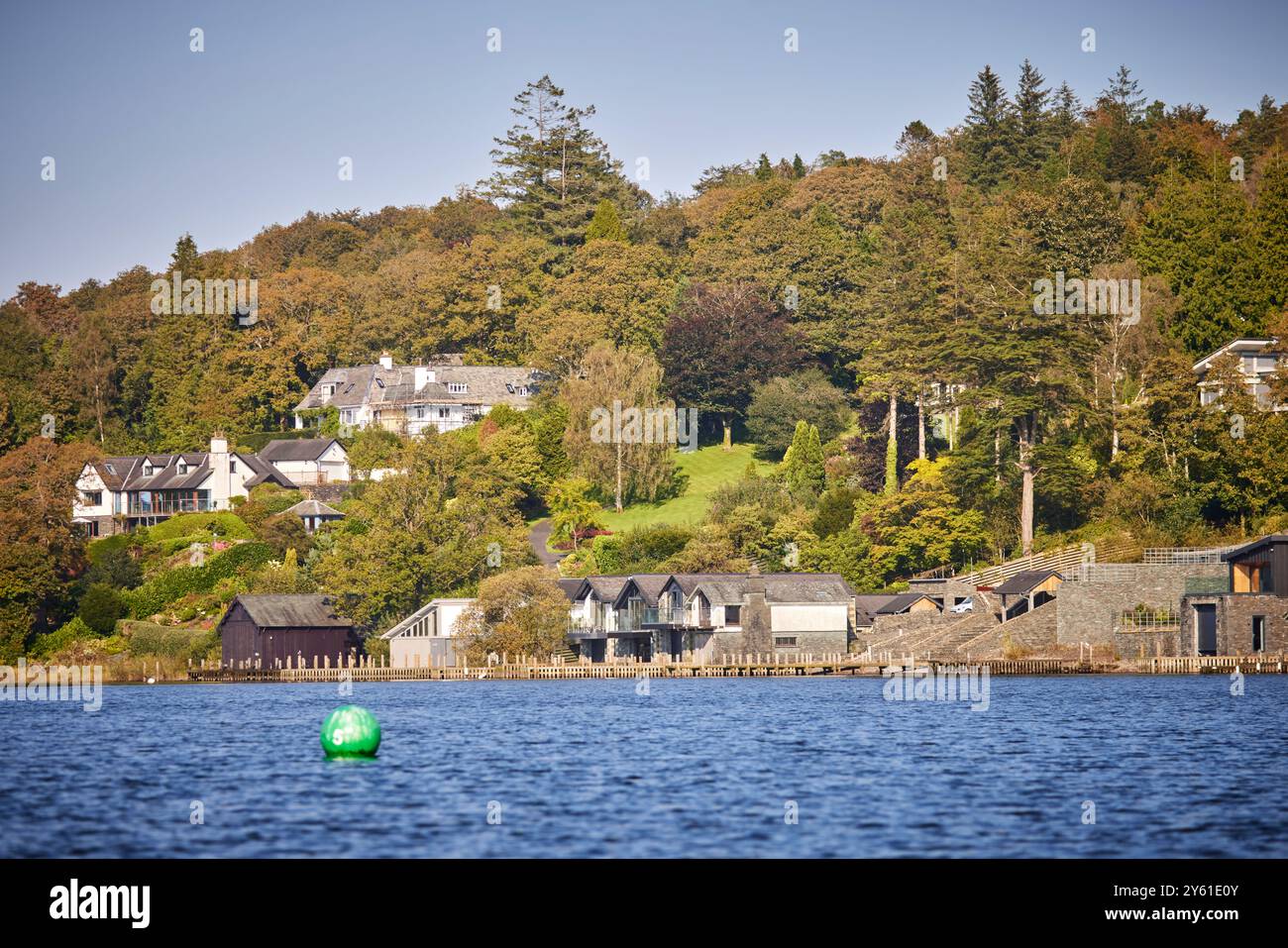 Häuser am Ufer von Windermere im Lake District Englands größtem See Stockfoto