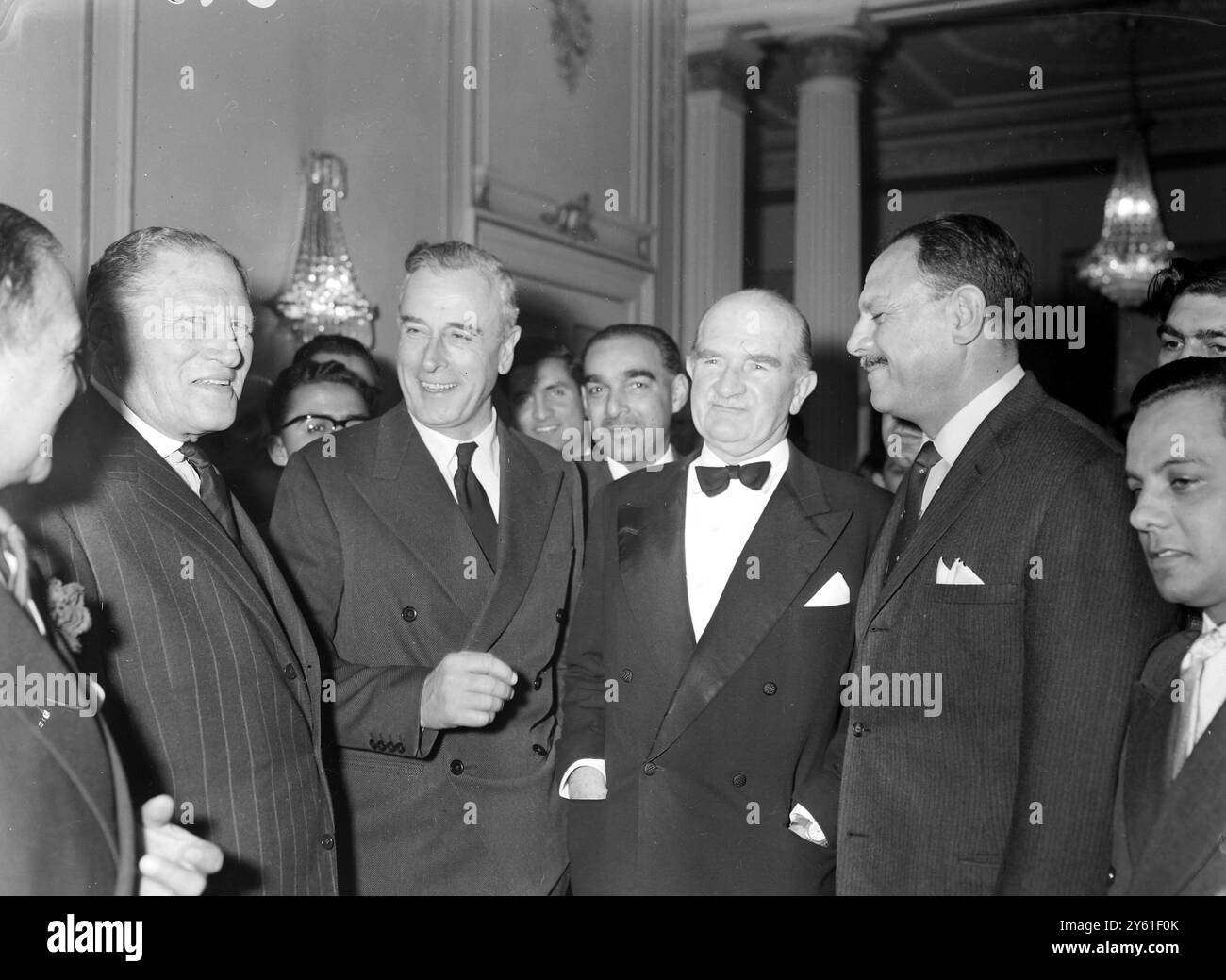 LORD LOUIS MOUNTBATTEN, SIR WILLIAM SLIM UND PRÄSIDENT DES PAKISTANISCHEN FELDMARSCHALLS AYUB KHAN AM 5. MAI 1960 Stockfoto