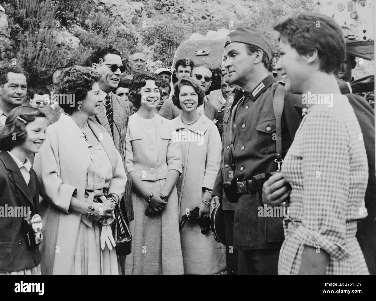 GIA SCALA UND STANLEY BAKER UNTERHALTEN SICH AM 2. MAI 1960 MIT KÖNIGIN FREDERIKA, KÖNIG MICHAEL UND PRINZESSINNEN SOPHIE UND IRENE Stockfoto