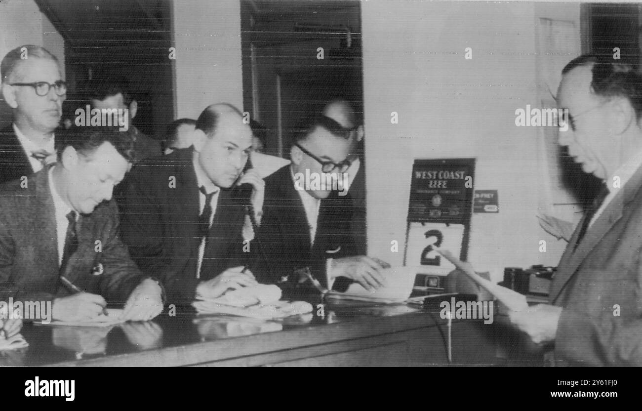 JOHN SULLIVAN LIEST DIE ZURÜCKWEISUNG DES GERICHTS AUF DEN LETZTEN SPRUCH FÜR DIE AUSSETZUNG DER HINRICHTUNG VON CARYL CHESSMAN AM 2. MAI 1960 Stockfoto