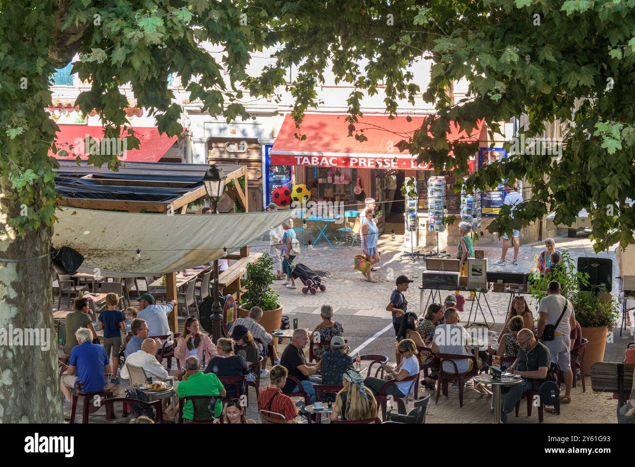 Während des Wochenmarktes in Dieulefit, Drome, Südostfrankreich, entspannen sich die Gäste in einer Bar. Stockfoto