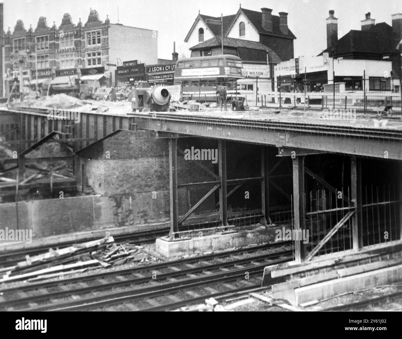 DIE BRÜCKE BEI BROMLEY SOUTH WIRD AM 12. APRIL 1960 BREITER Stockfoto